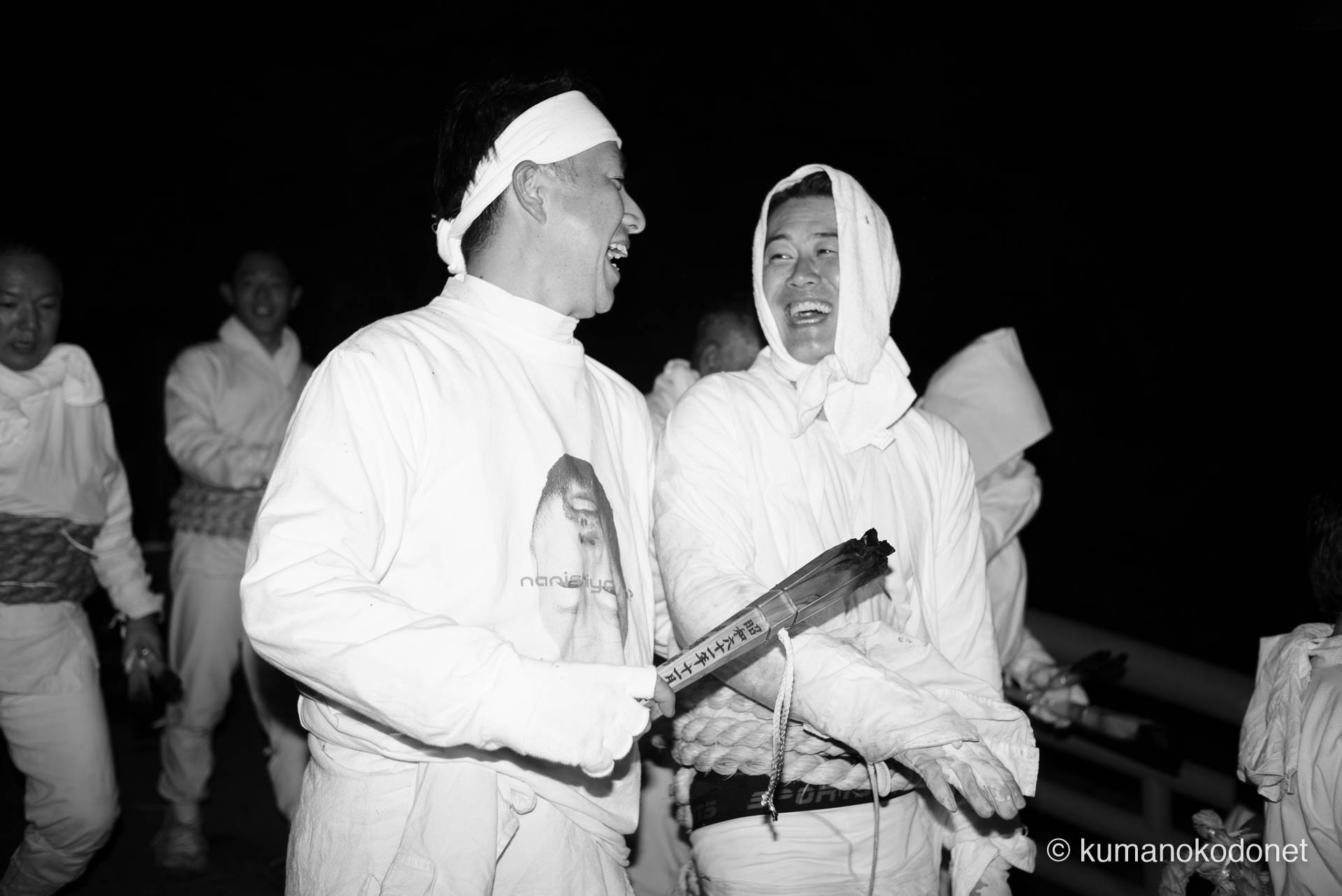 聖域から解き放たれ、安堵と多幸感に包まれて笑い合う二人の上り子。命懸けの神事を共にした仲間と、燃え尽きかけた松明を掲げて分かち合うその笑顔は、お燈祭りの熱狂が静かな絆へと変わる、新宮の夜の最も美しい到達点。 ｜ Kamikura, Shingu, Wakayama ｜ SONY α7 ｜ 2026