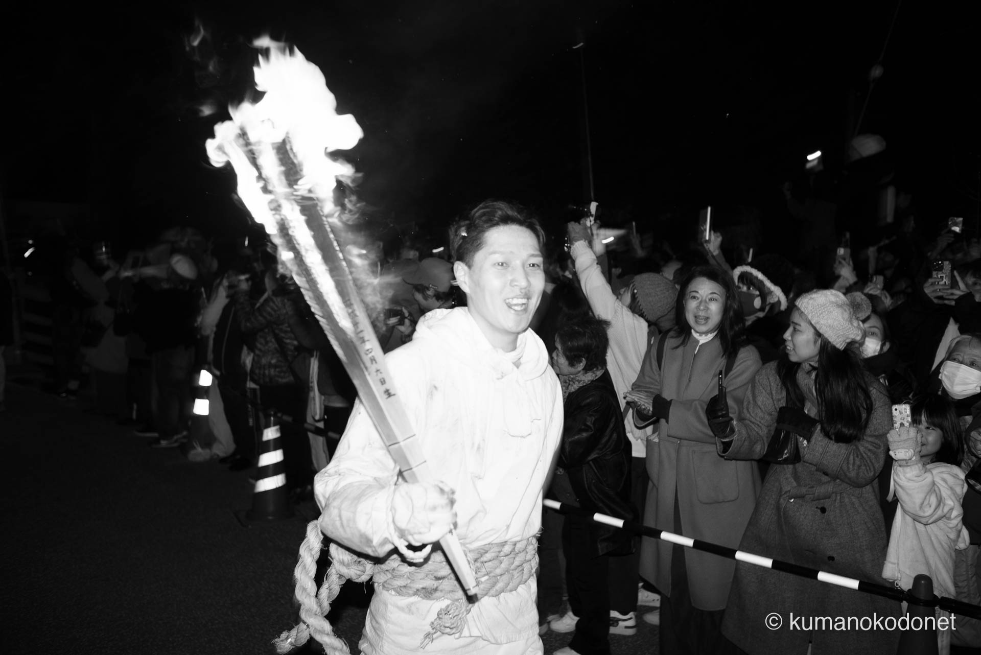 市史にさえその呼称が記されない、一番手で神倉山を駆け下りてきた名もなき上り子。称号を求めず、ただ神聖な火を街へと届ける使命感に突き動かされた男の表情は、祭りが競技ではなく純粋な祈りであることを、モノクロームの光影の中で雄弁に物語る。 ｜ Kamikura, Shingu, Wakayama ｜ SONY α7 ｜ 2026