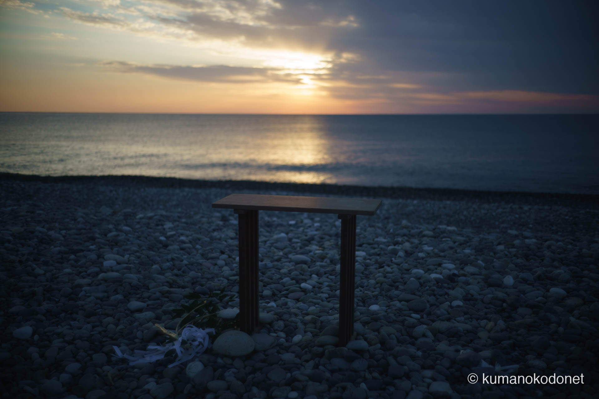 神事が終わり、上り子たちが去った後の静かな王子ヶ浜。砂利の上に残された祭壇と、遠ざかる波音が2026年のお燈祭りの余韻を伝える記録。 ｜ Oujigahama, Shingu, Wakayama ｜ SONY α7 ｜ 2026