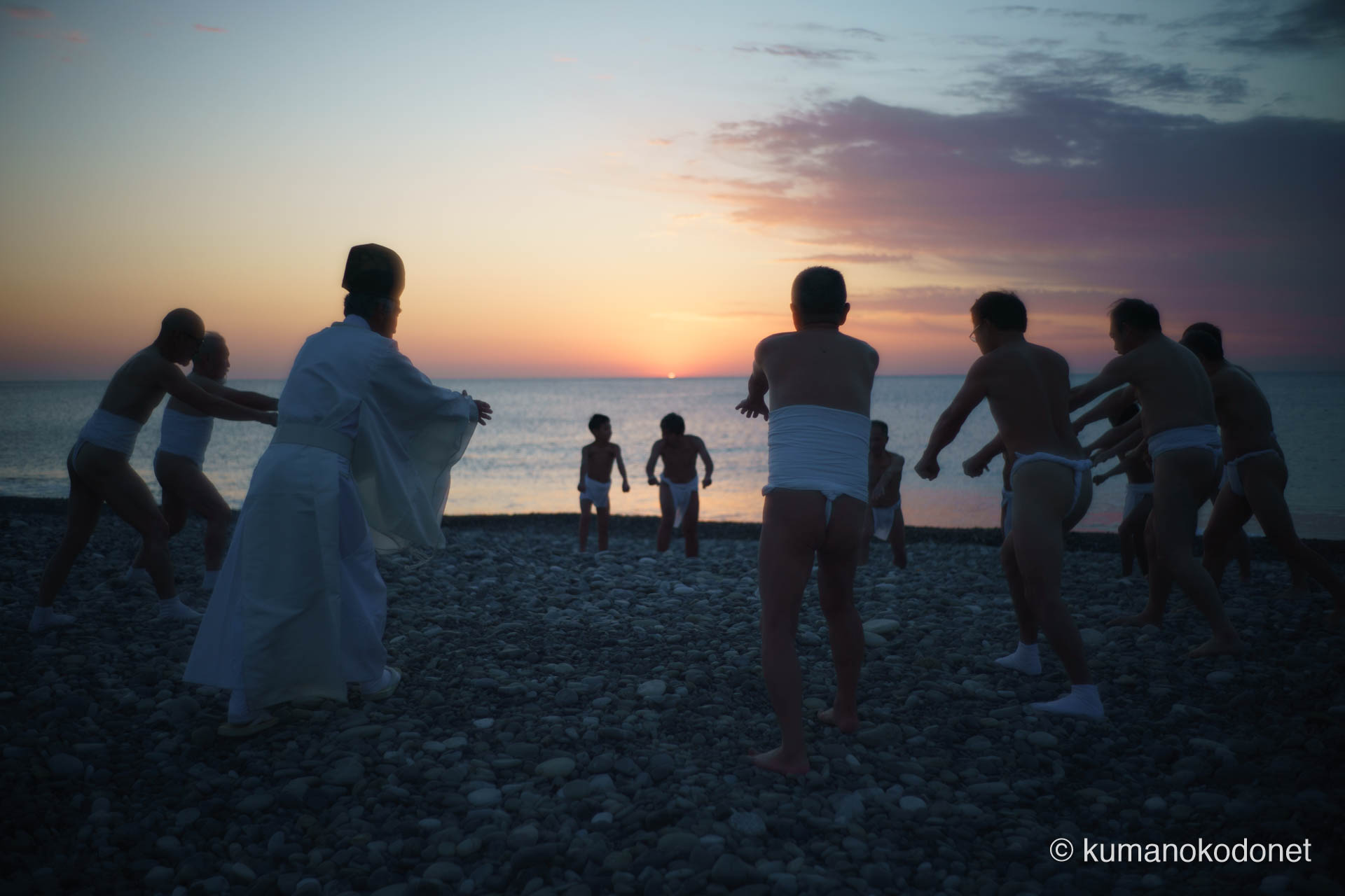 「えっほ, えっほ」と掛け声を上げ、鳥船の神事を行う上り子たち。朝日に向かって漕ぎ出すような躍動感の記録。 ｜ Oujigahama, Shingu, Wakayama ｜ SONY α7 ｜ 2026