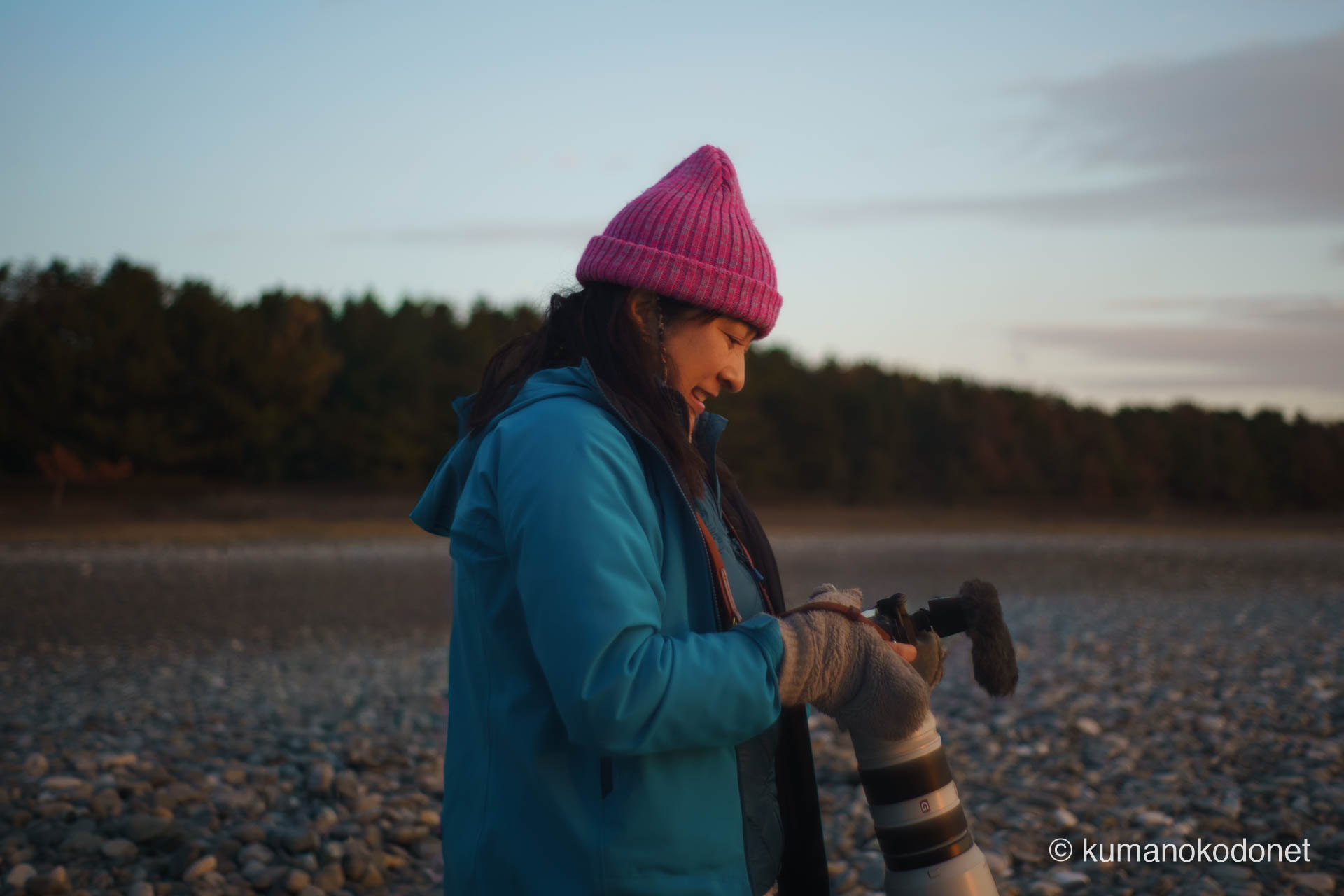 お燈祭りの「海中みそぎ」が行われる王子ヶ浜にて、笑顔でカメラのモニターを確認する写真家・山本まりこさん。2026年2月6日の記録的な暖かさの中、撮影を楽しむプロの表情を捉えた記録。 ｜ Oujigahama, Shingu, Wakayama ｜ SONY α7 ｜ 2026