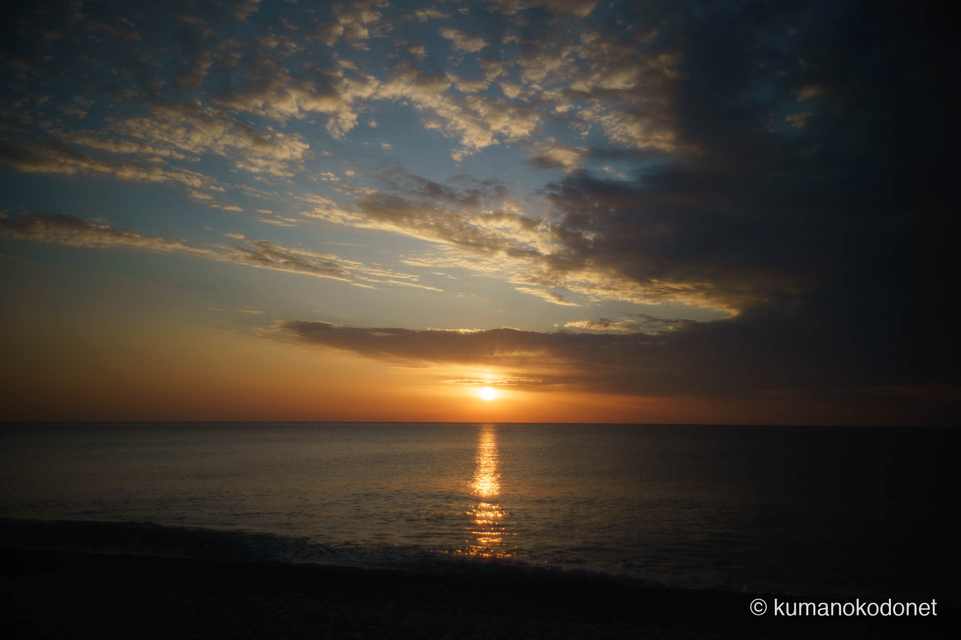 王子ヶ浜の水平線から昇る太陽と、海面に一筋の光を落とすサンロード。2026年2月6日、神事の終わりを静かに告げるような、穏やかで神々しい夜明けの記録。 ｜ Oujigahama, Shingu, Wakayama ｜ SONY α7 ｜ 2026