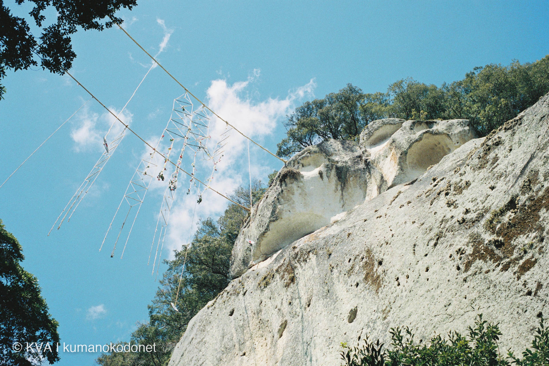 花の窟神社の御神体である岩窟、架けられたお綱と三流の幡 Photo by KVA (Kumano Visual Archive)