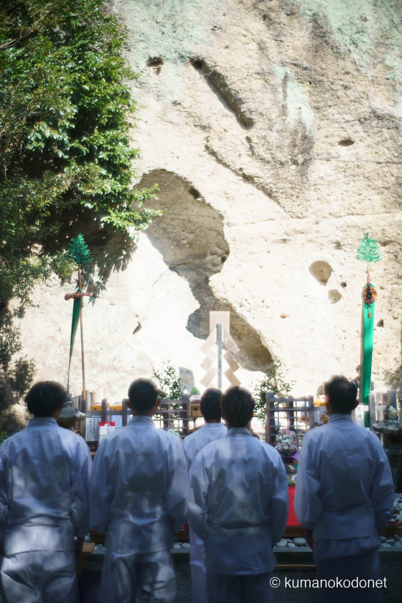 花の窟神社の例大祭にて、玉串を捧げ神前に整列する7人の上り子(のぼりこ)たちの後ろ姿。御神体の巨岩へとお綱を繋ぐ大役を担う彼らが、神儀を前に静かに祈りを捧げ、決意を固める情景。| Hananoiwaya Jinja, Arima, Kumano, Mie | SONY α7 | 2026