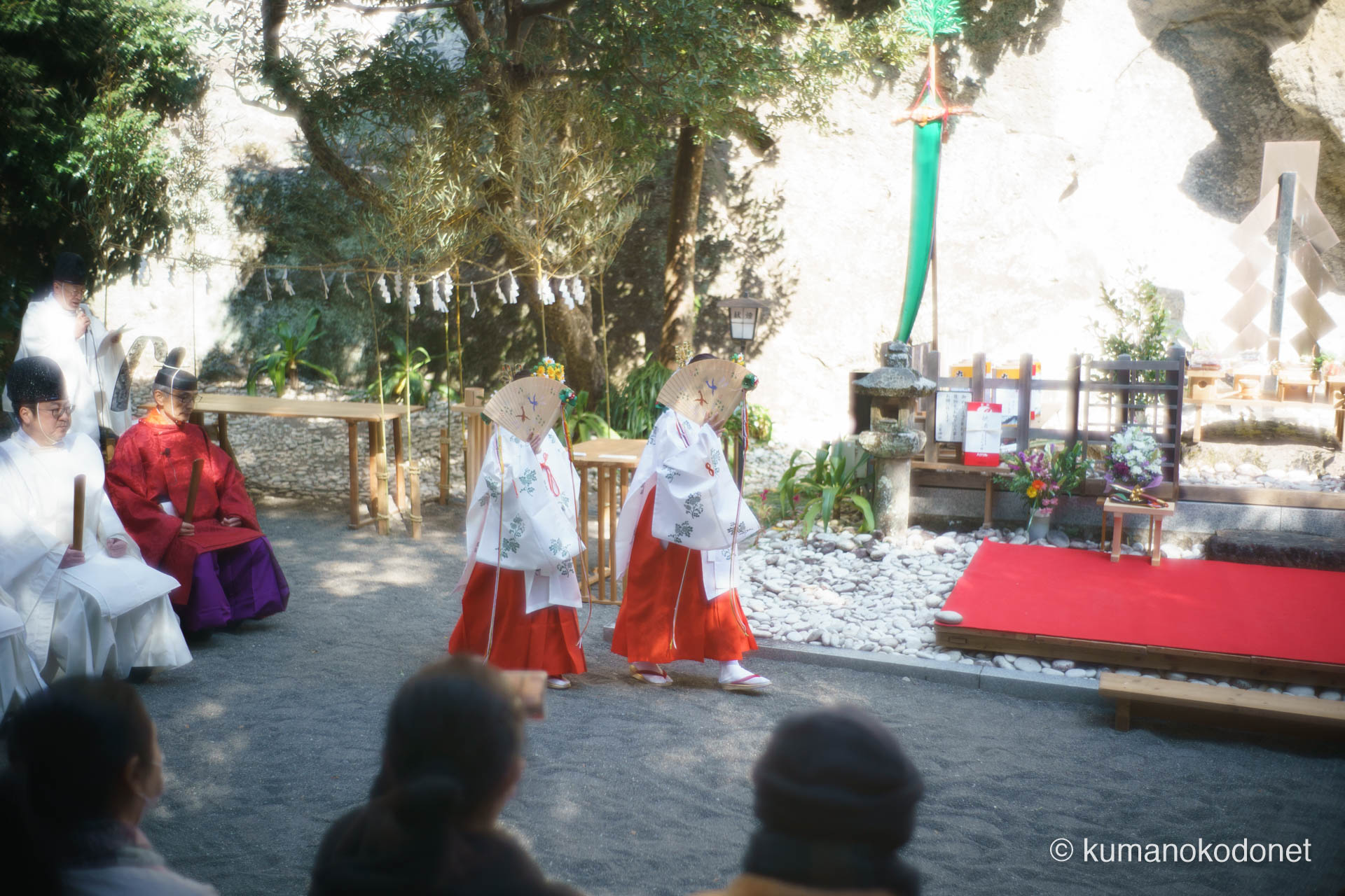 花の窟神社の例大祭にて奉納される、平和を祈る「浦安の舞」。扇を手に顔を伏せ、厳かな足取りで舞殿へと進む巫女たちの凛とした佇まいを、神域の澄み渡る空気感と共に描き出した瞬間。| Hananoiwaya Jinja, Arima, Kumano, Mie | SONY α7 | 2026
