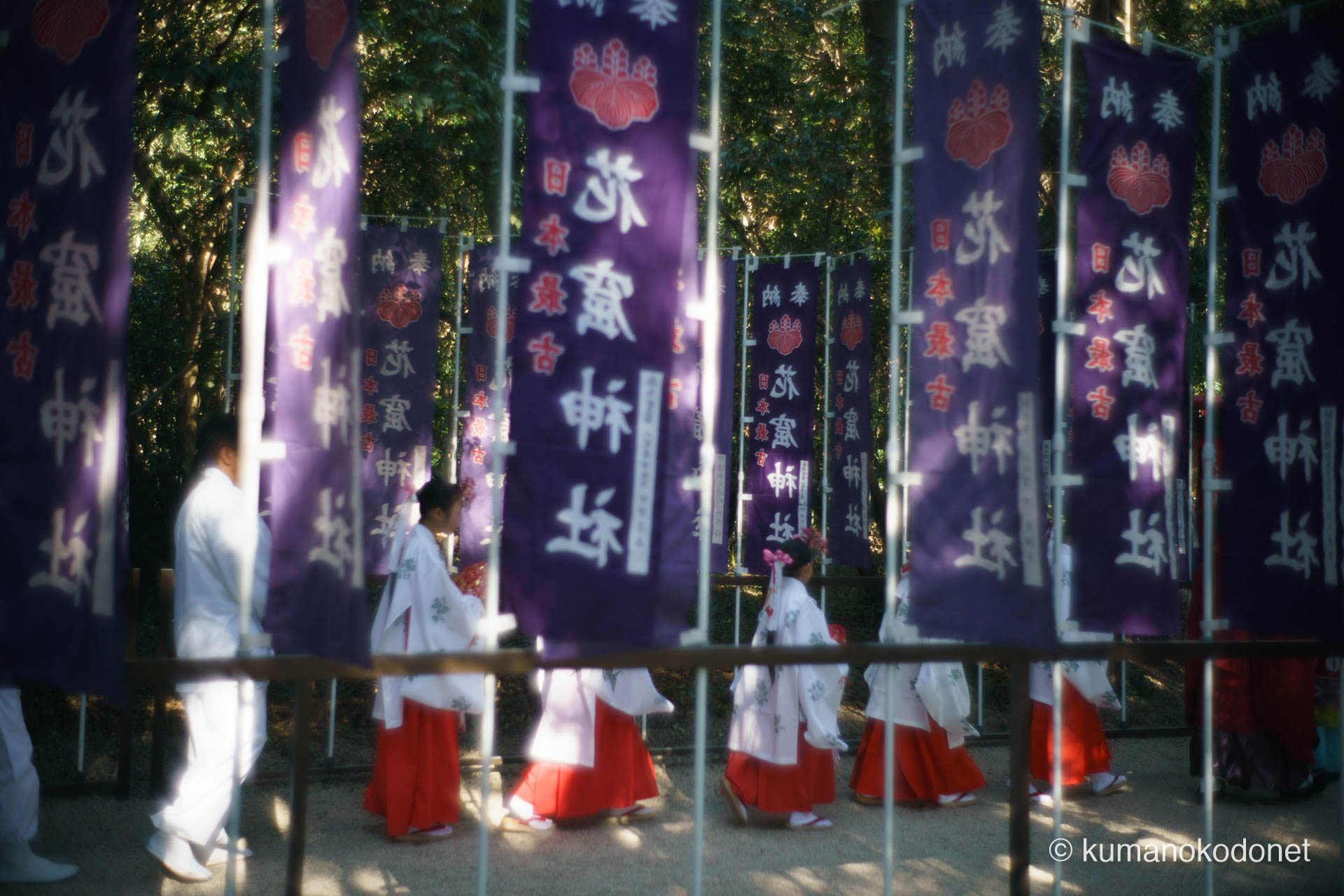 花の窟神社 お綱掛け神事 ｜ 三重県熊野市 ｜ たなびく神旗と背景を移動する巫女 ｜ 2026 ｜ KVA