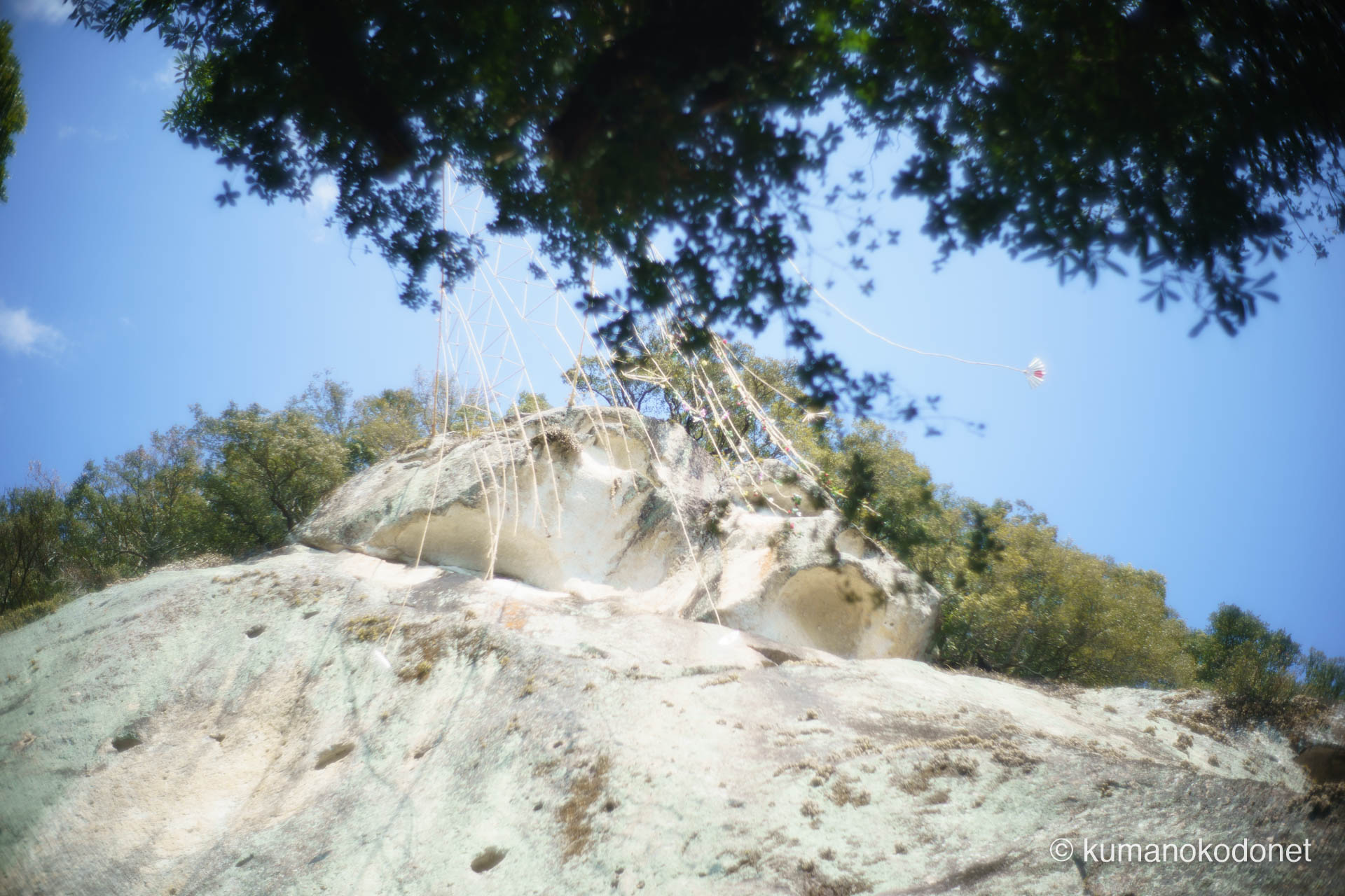 花の窟神社 お綱掛け神事 ｜ 三重県熊野市 ｜ 御神体の巨岩から解き放たれ空に舞う三流の幡 ｜ 2026 ｜ KVA