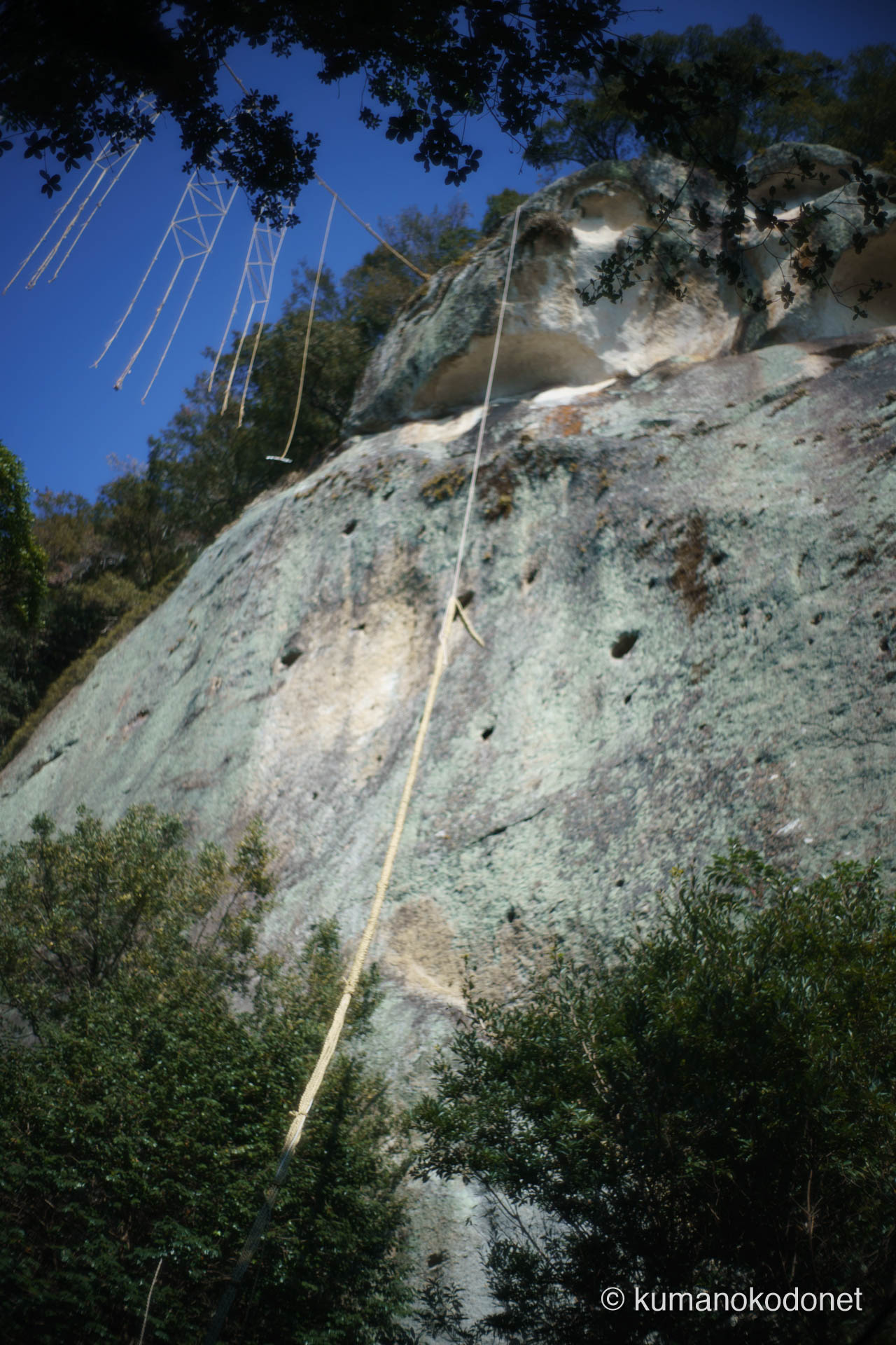 花の窟神社 お綱掛け神事 ｜ 三重県熊野市 ｜ 岩壁頂上から降下する大綱誘導用のロープ ｜ 2026 ｜ KVA