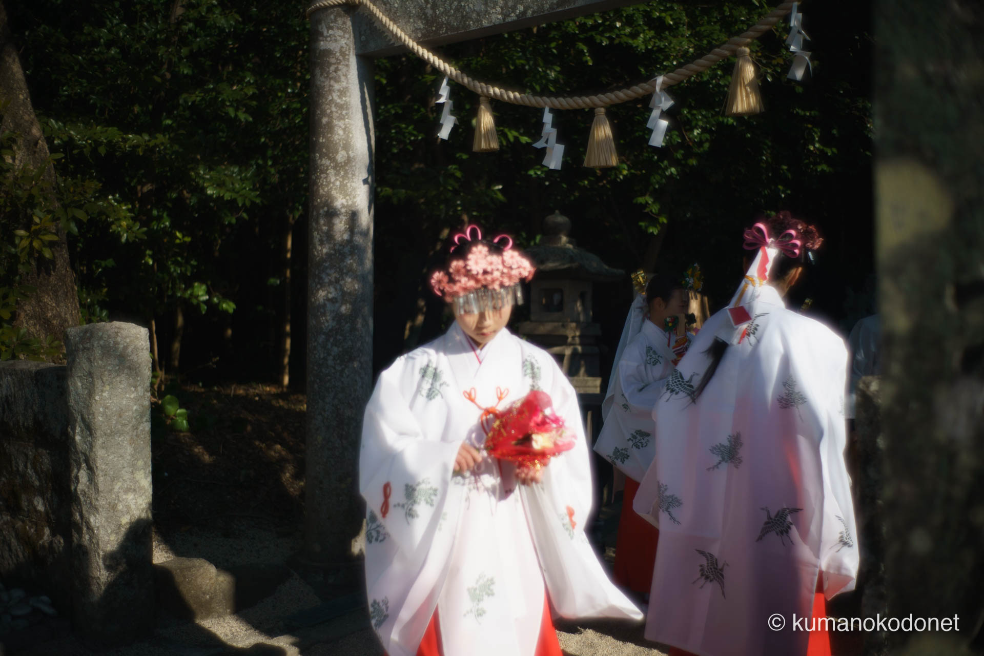 花の窟神社 お綱掛け神事 ｜ 三重県熊野市 ｜ 花飾りを頭に載せている巫女 ｜ 2026 ｜ KVA