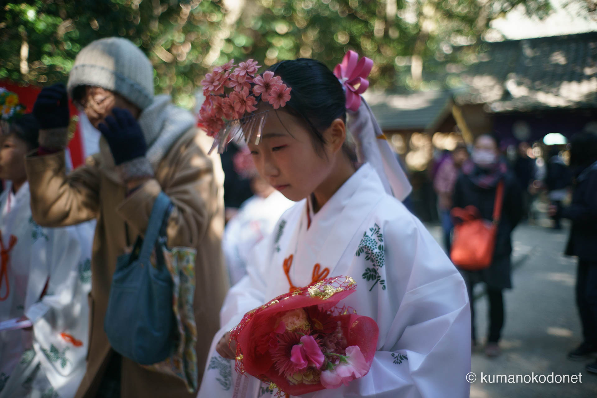 花の窟神社 お綱掛け神事 ｜ 三重県熊野市 ｜ 奉納演舞を終えた直後の巫女 ｜ 2026 ｜ KVA