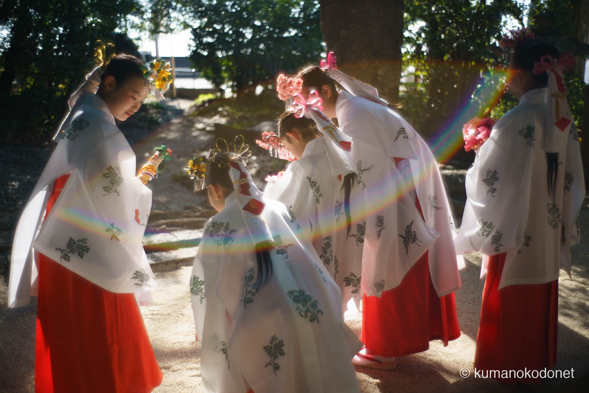 花の窟神社 お綱掛け神事 ｜ 三重県熊野市 ｜ 待機中に談笑する巫女たち ｜ 2026 ｜ KVA