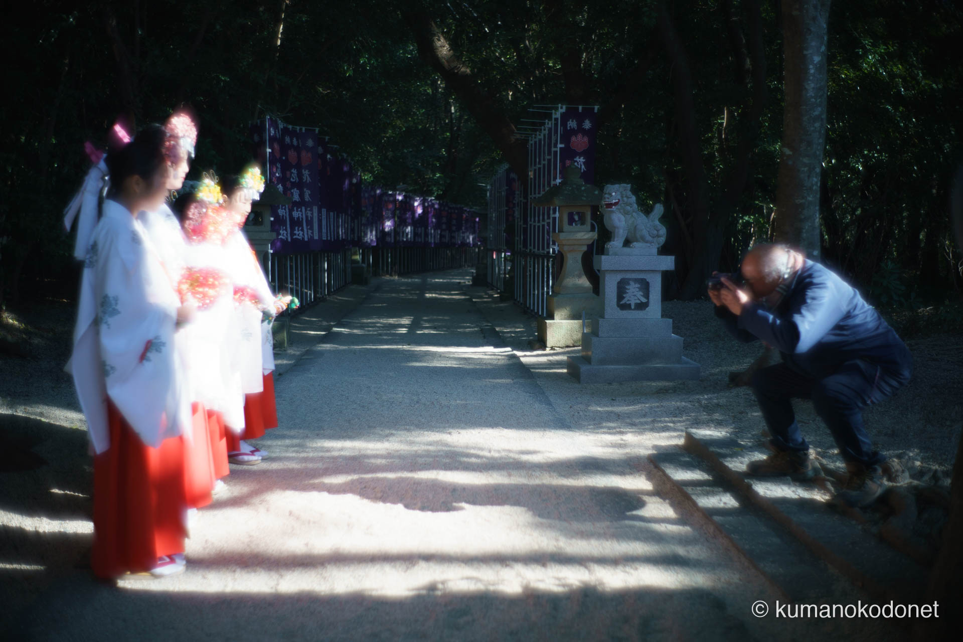 花の窟神社 お綱掛け神事 ｜ 三重県熊野市 ｜ 参道に整列する巫女と撮影を行う参拝者 ｜ 2026 ｜ KVA