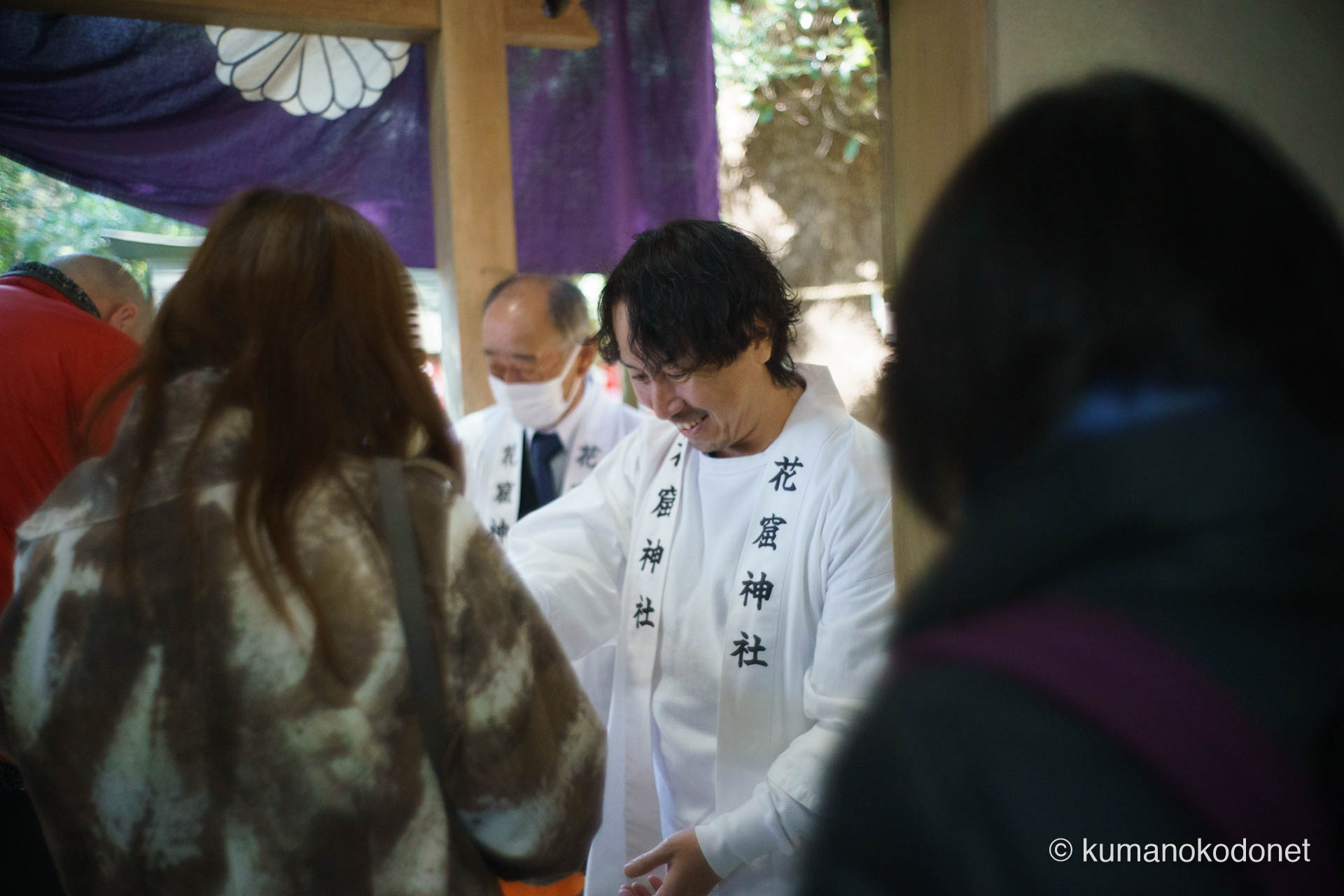 花の窟神社 お綱掛け神事 ｜ 三重県熊野市 ｜ 神事終了後に参拝客へ祝い餅を配布する上り子 ｜ 2026 ｜ KVA
