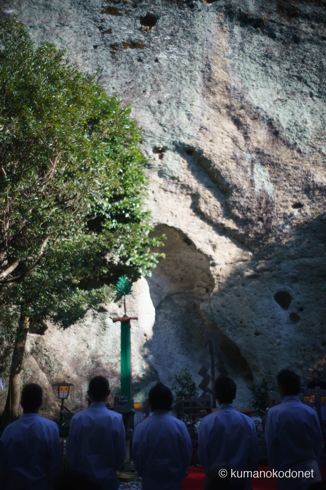 花の窟神社 お綱掛け神事 ｜ 三重県熊野市 ｜ 巨岩の麓でお祓いを受ける上り子たち ｜ 2026 ｜ KVA