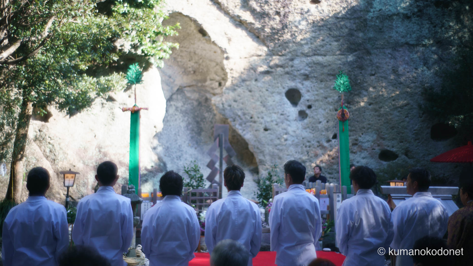 花の窟神社 お綱掛け神事 ｜ 三重県熊野市 ｜ 御神体前で修祓を受ける七人の上り子 ｜ 2026 ｜ KVA