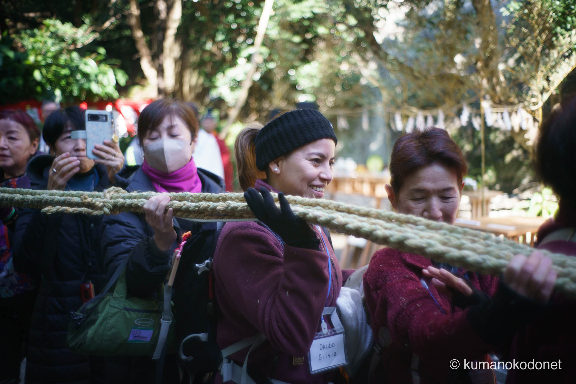 花の窟神社 お綱掛け神事 ｜ 三重県熊野市 ｜ お綱を肩に担ぎ参道を進む老若男女 ｜ 2026 ｜ KVA