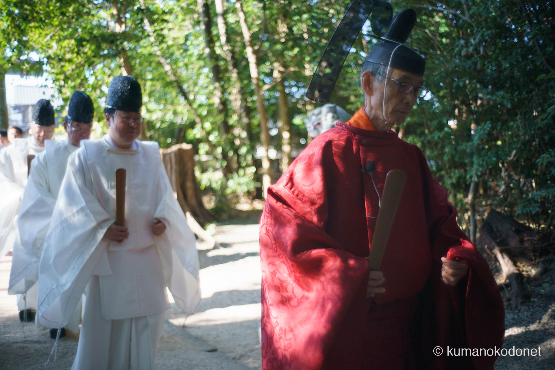花の窟神社 お綱掛け神事 ｜ 三重県熊野市 ｜ 境内を先導する宮司と神職たちの行列 ｜ 2026 ｜ KVA