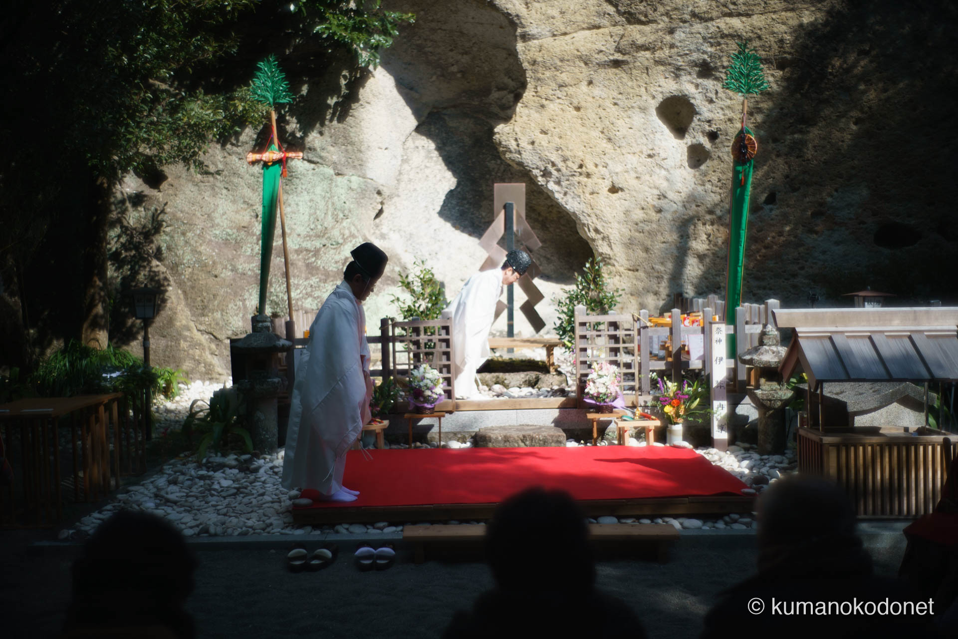 花の窟神社 お綱掛け神事 ｜ 三重県熊野市 ｜ 巨岩を背に神前で拝礼を行う神職たち ｜ 2026 ｜ KVA