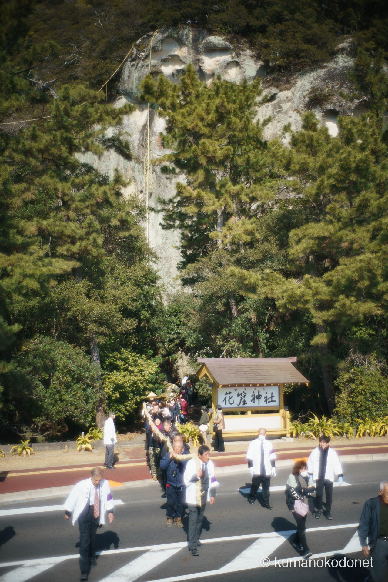 花の窟神社 お綱掛け神事 ｜ 三重県熊野市 ｜ 七里御浜へ向けて国道42号線を横断するお綱の列 ｜ 2026 ｜ KVA