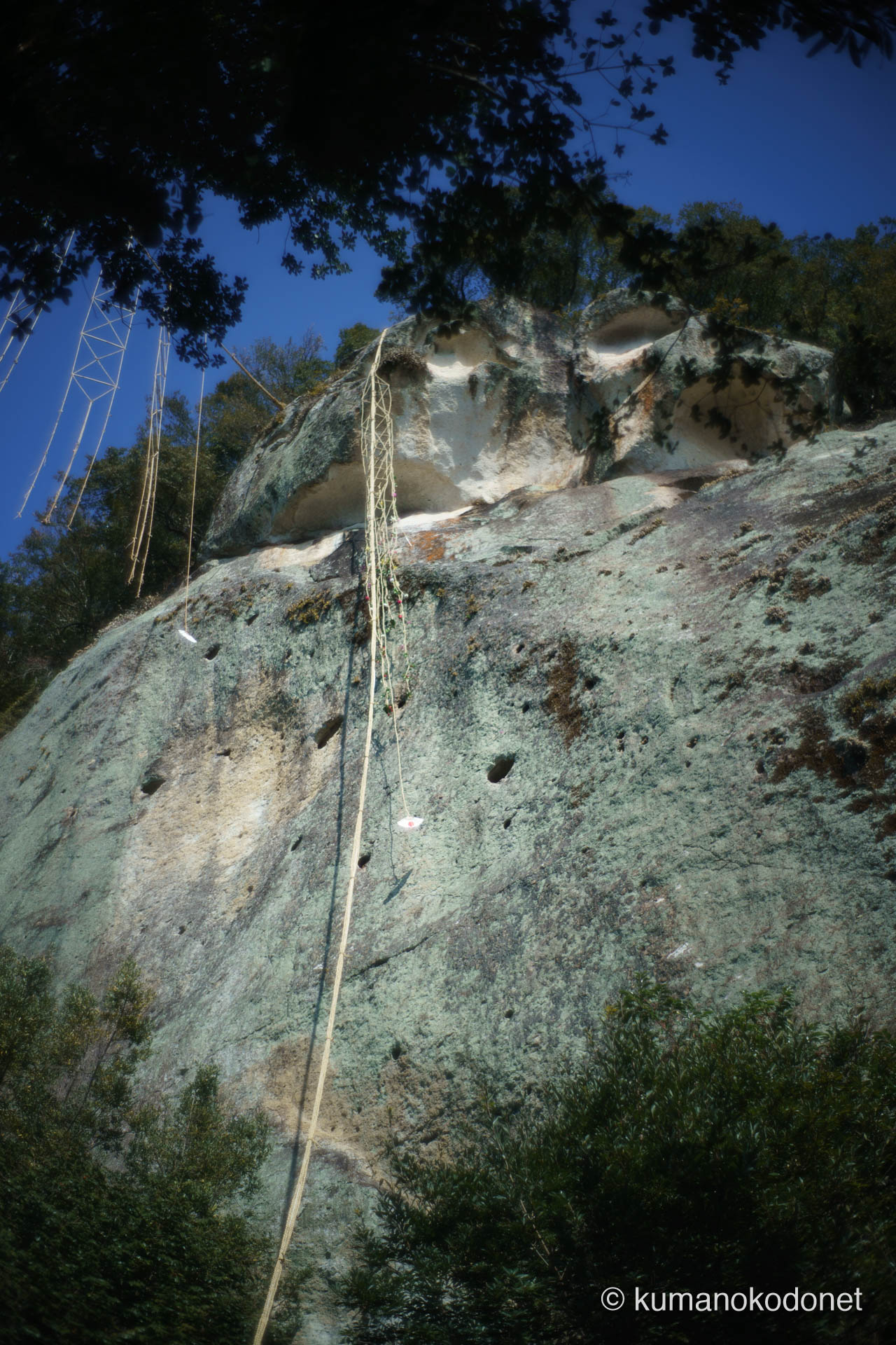 花の窟神社 お綱掛け神事 ｜ 三重県熊野市 ｜ 岩壁の頂上へと引き上げられる大綱 ｜ 2026 ｜ KVA
