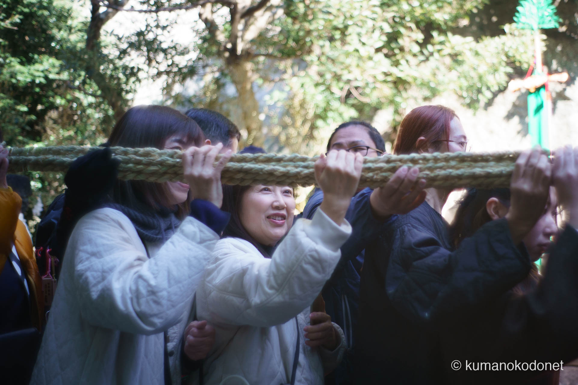 花の窟神社 お綱掛け神事 ｜ 三重県熊野市 ｜ 拝殿前で大綱を支え神事に参加する人々 ｜ 2026 ｜ KVA