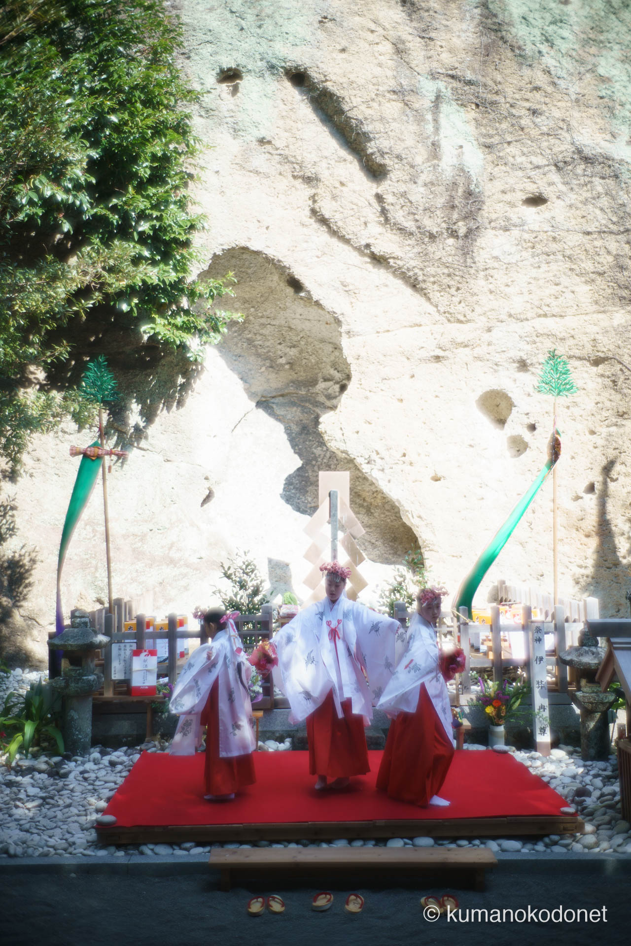 花の窟神社 お綱掛け神事 ｜ 三重県熊野市 ｜ 巨岩を背に季節の花を手に舞う巫女の「豊栄の舞」 ｜ 2026 ｜ KVA