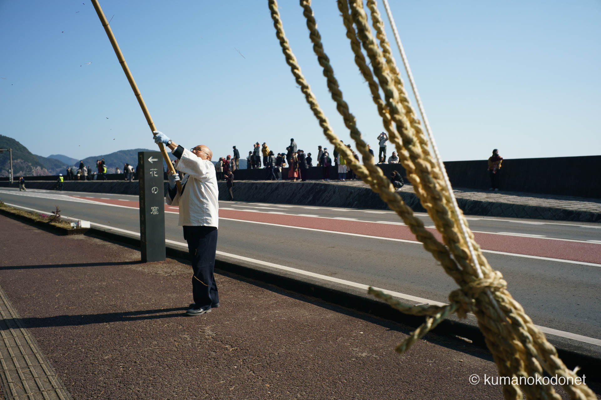 花の窟神社 お綱掛け神事 ｜ 三重県熊野市 ｜ 竹竿を使用して大綱を岩壁へ押し上げる氏子たち ｜ 2026 ｜ KVA