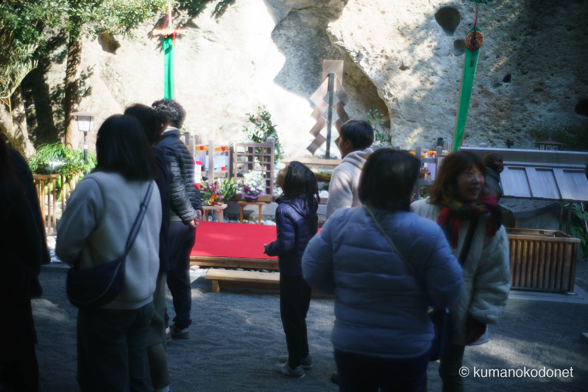 花の窟神社 お綱掛け神事 ｜ 三重県熊野市 ｜ 御神体前で大綱の降下を待機する参拝客たち ｜ 2026 ｜ KVA