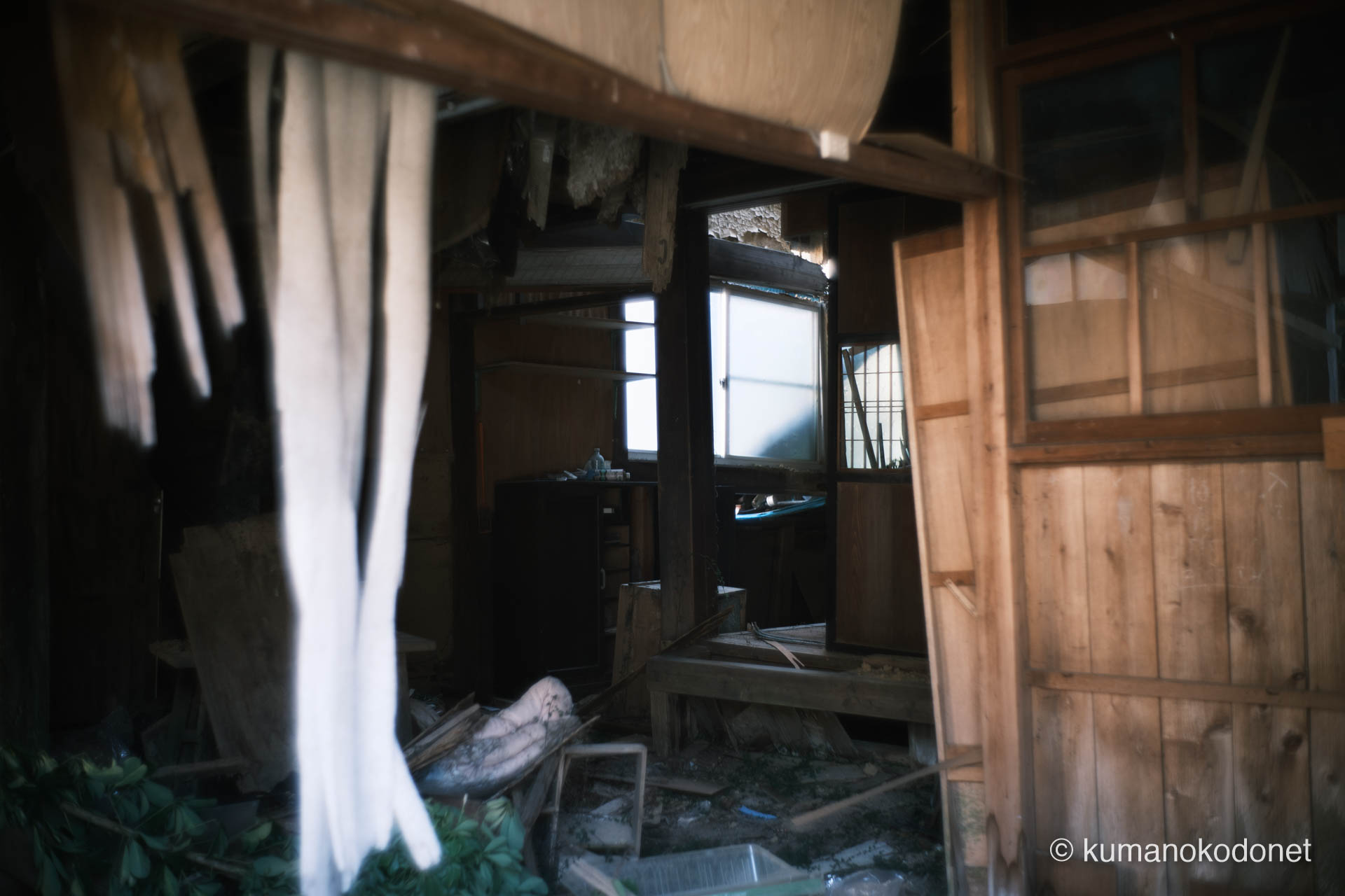 崩れかけた廃屋の内部。剥がれた壁や散乱した道具越しに、かつてそこにあった日常の残像を記録。｜ Kuki, Owase, Mie ｜ FUJIFILM GFX Classic Neg. ｜ 2026