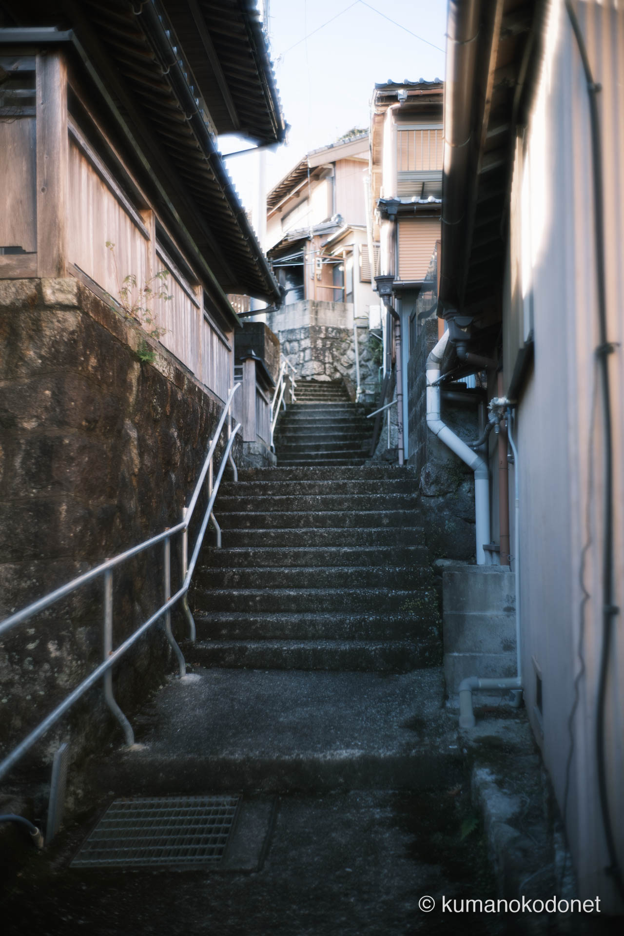 九鬼町 ｜ 三重県尾鷲市 ｜ 密集する漁村住宅の間を縫う石段の路地（世古） ｜ 2026 ｜ KVA