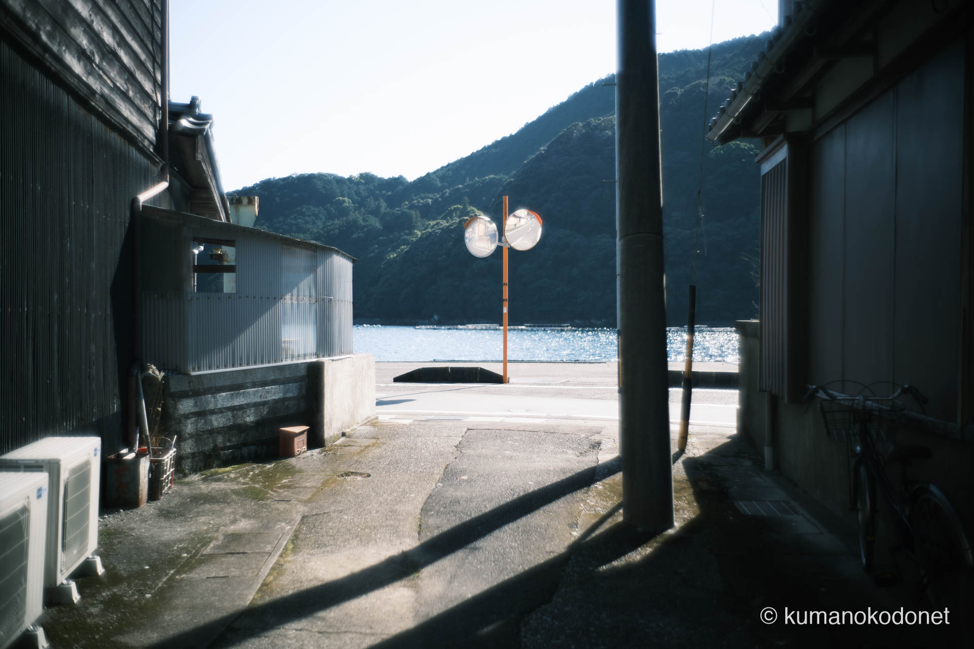 暗い路地の先に広がる、ガードレールのない九鬼の海。日常と非日常の境界線を記録。｜ Kuki, Owase, Mie ｜ FUJIFILM GFX Classic Neg. ｜ 2026