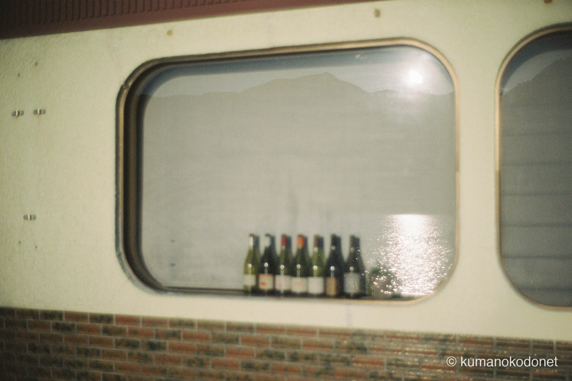 九鬼町 ｜ 三重県尾鷲市 ｜ レストランAmail（アメイル）の窓に投影された九鬼の山並み ｜ 2026 ｜ KVA