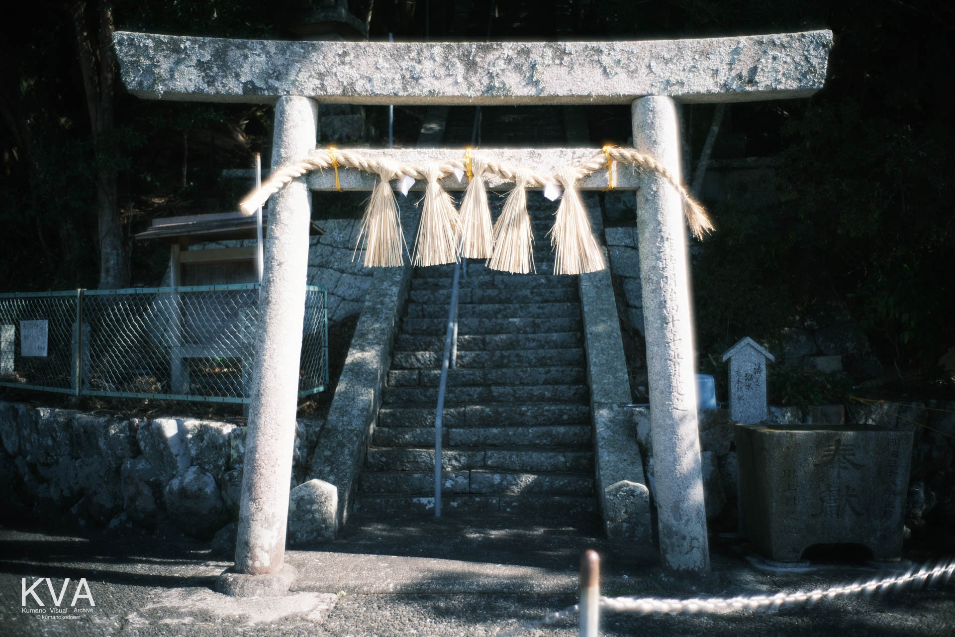 九木神社の参道へと続く石造りの鳥居と石段