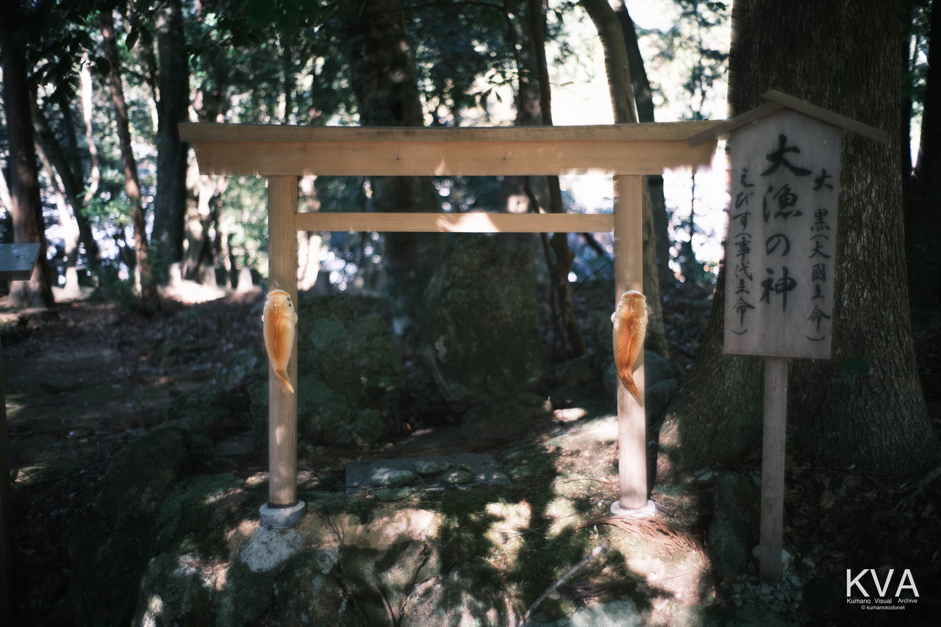 石鳥居に据えられた大漁祈願の鯛の像