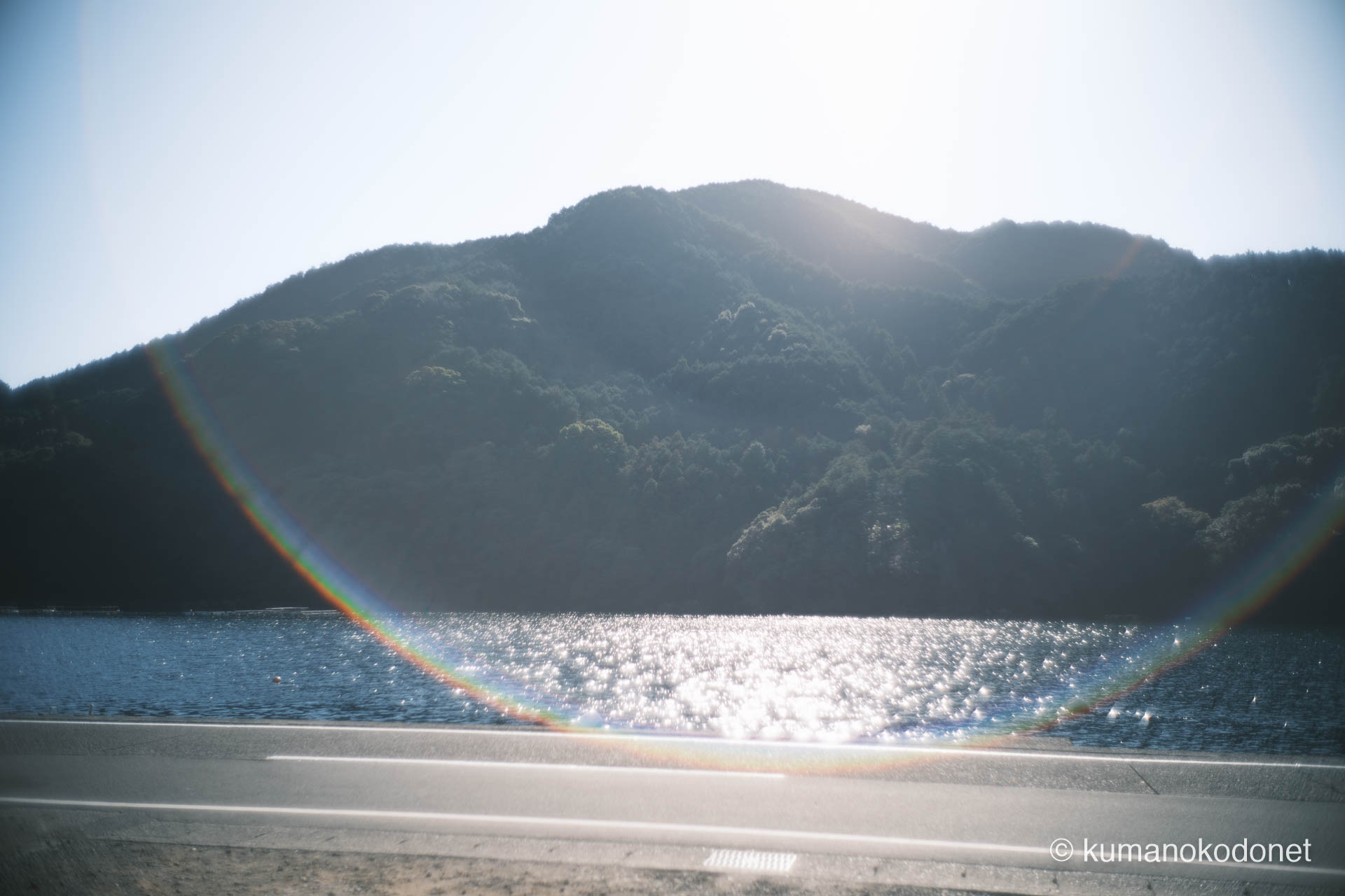強い陽光が描く虹色のフレア。ガードレールのない海岸線に、一瞬の奇跡が舞い降りた。｜ Kuki, Owase, Mie ｜ FUJIFILM GFX Classic Neg. ｜ 2026