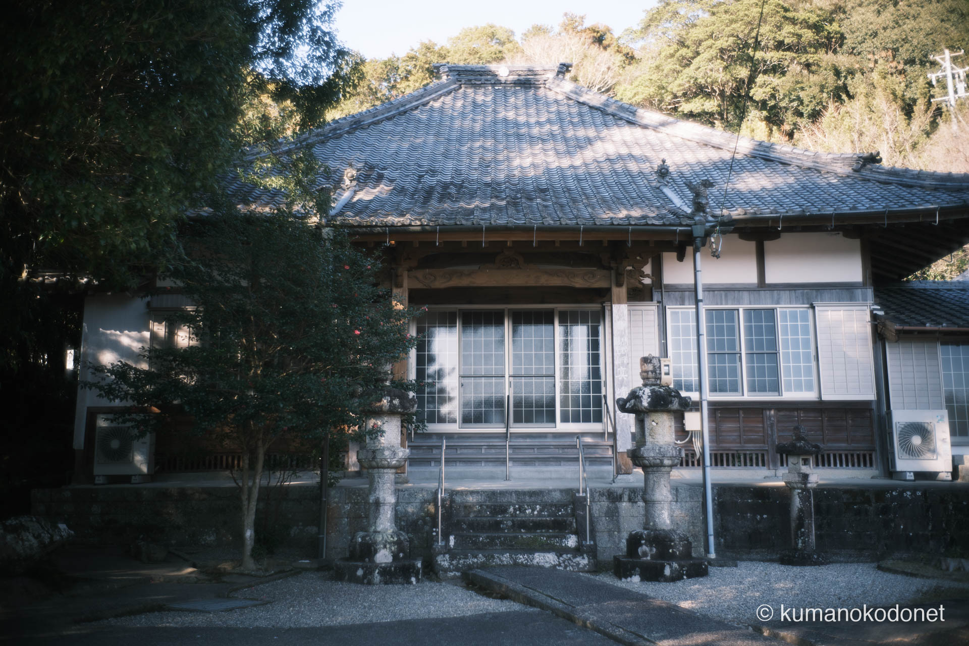 荘厳な佇まいを見せる真巌寺の本殿。背後に迫る原生林と調和する、港町の信仰の拠点を正面から捉えた。｜ Kuki, Owase, Mie ｜ 2026