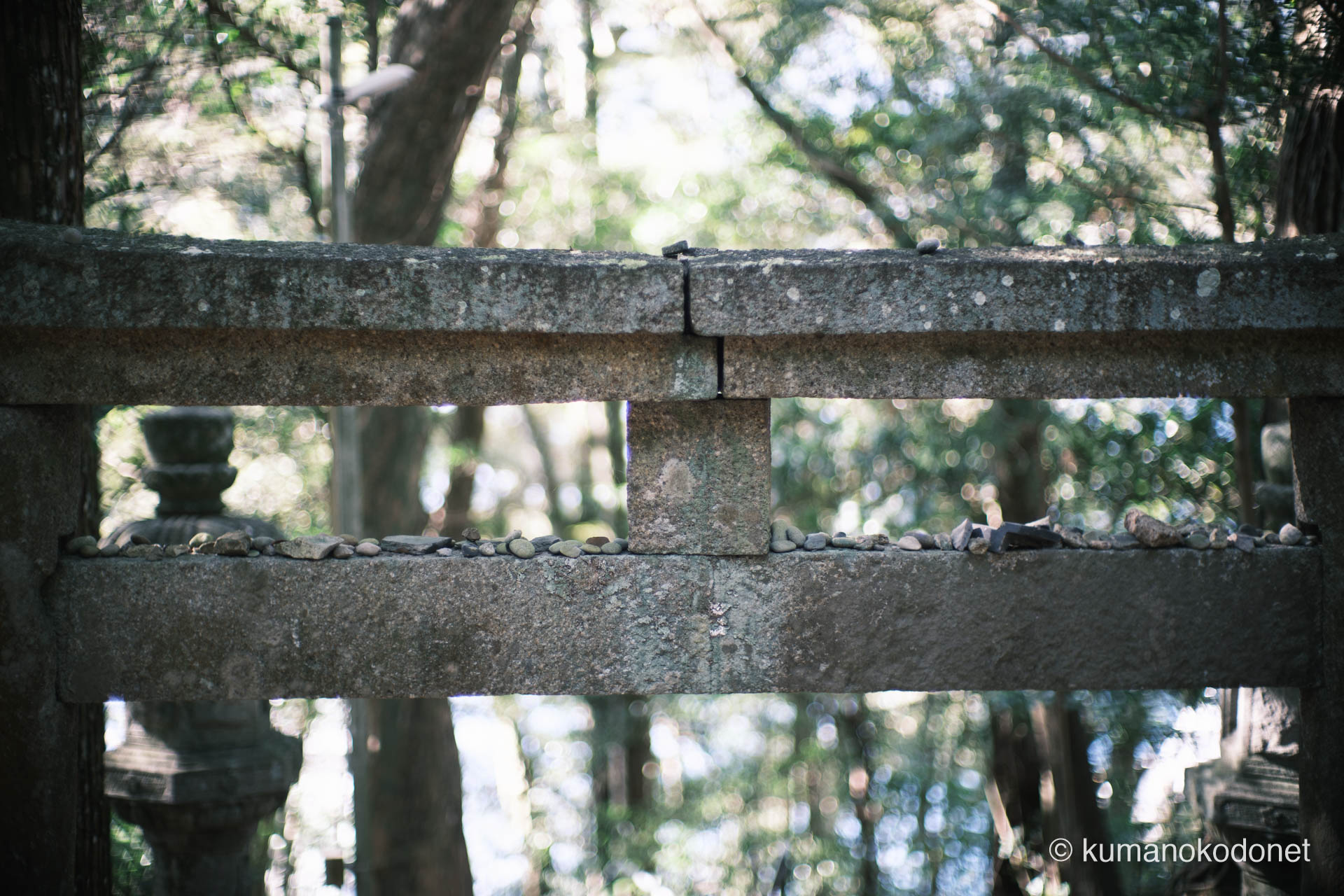 九木神社 ｜ 三重県尾鷲市九鬼町 ｜ 石鳥居の貫の上に積まれた参拝者の献石 ｜ 2026 ｜ KVA