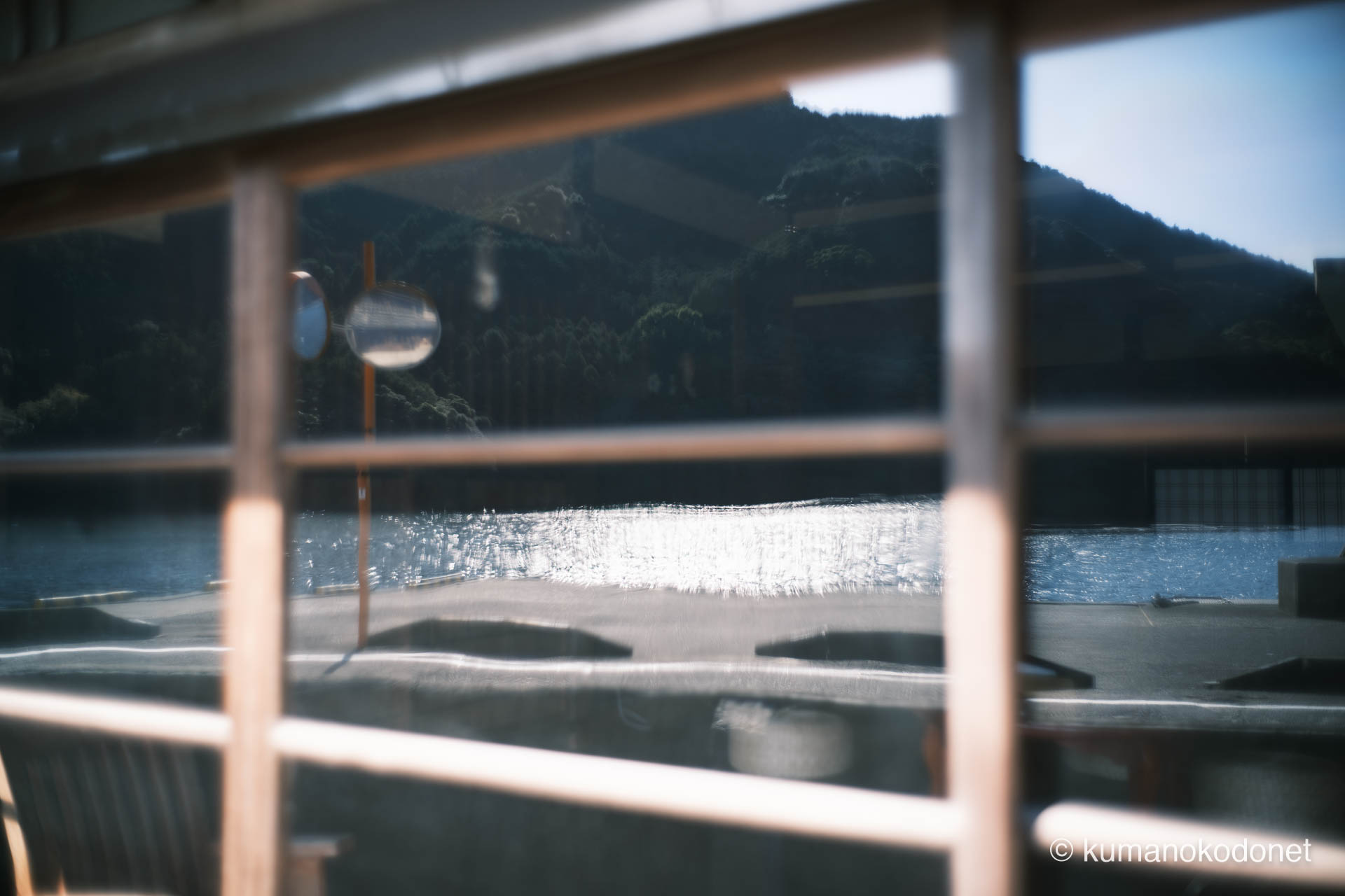 窓越しに映り込む九鬼湾の光。ガードレールのない岸壁を反射が優しく包み込む。｜ Kuki, Owase, Mie ｜ FUJIFILM GFX Classic Neg. ｜ 2026