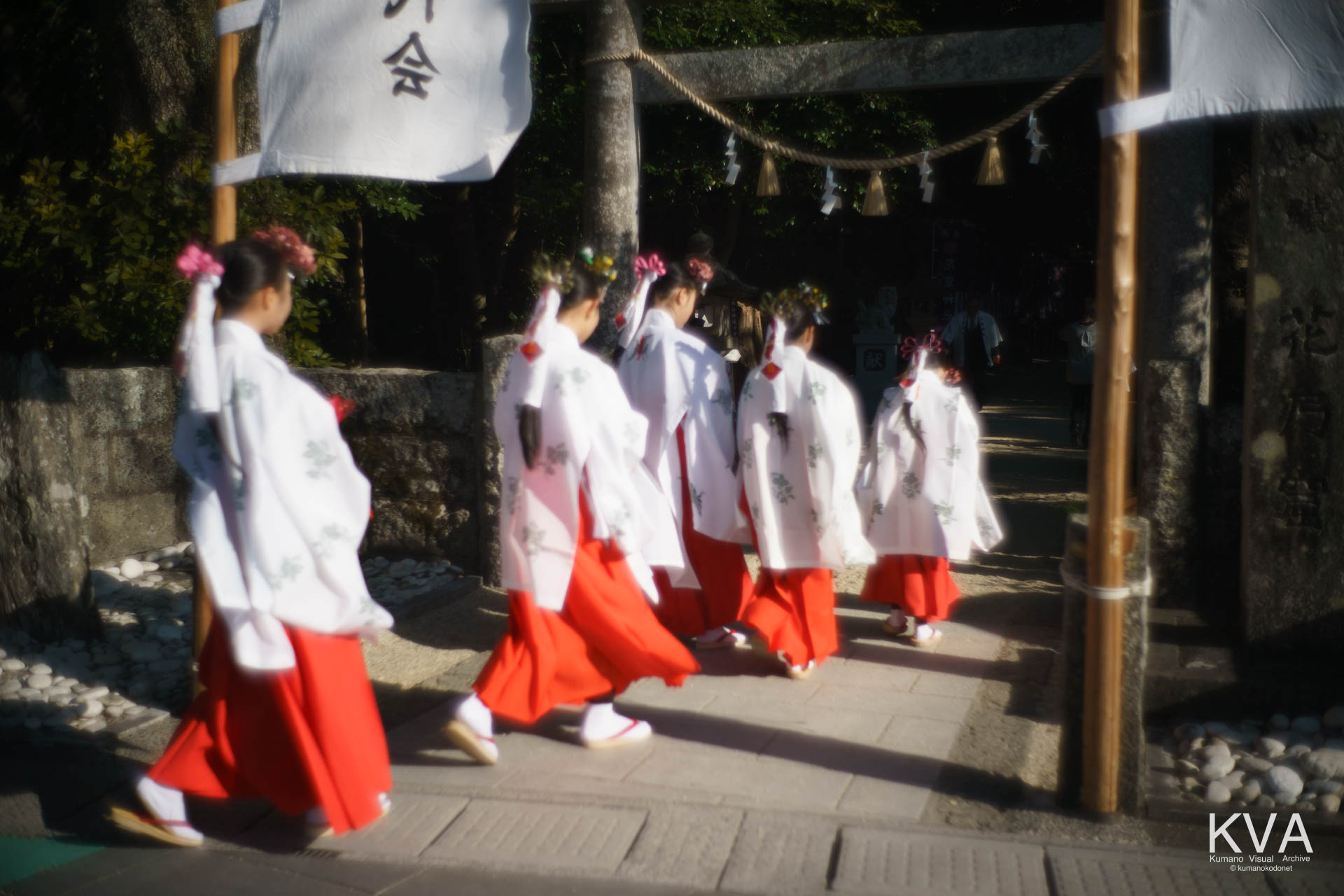 神事に参加するため境内に集まる巫女の列