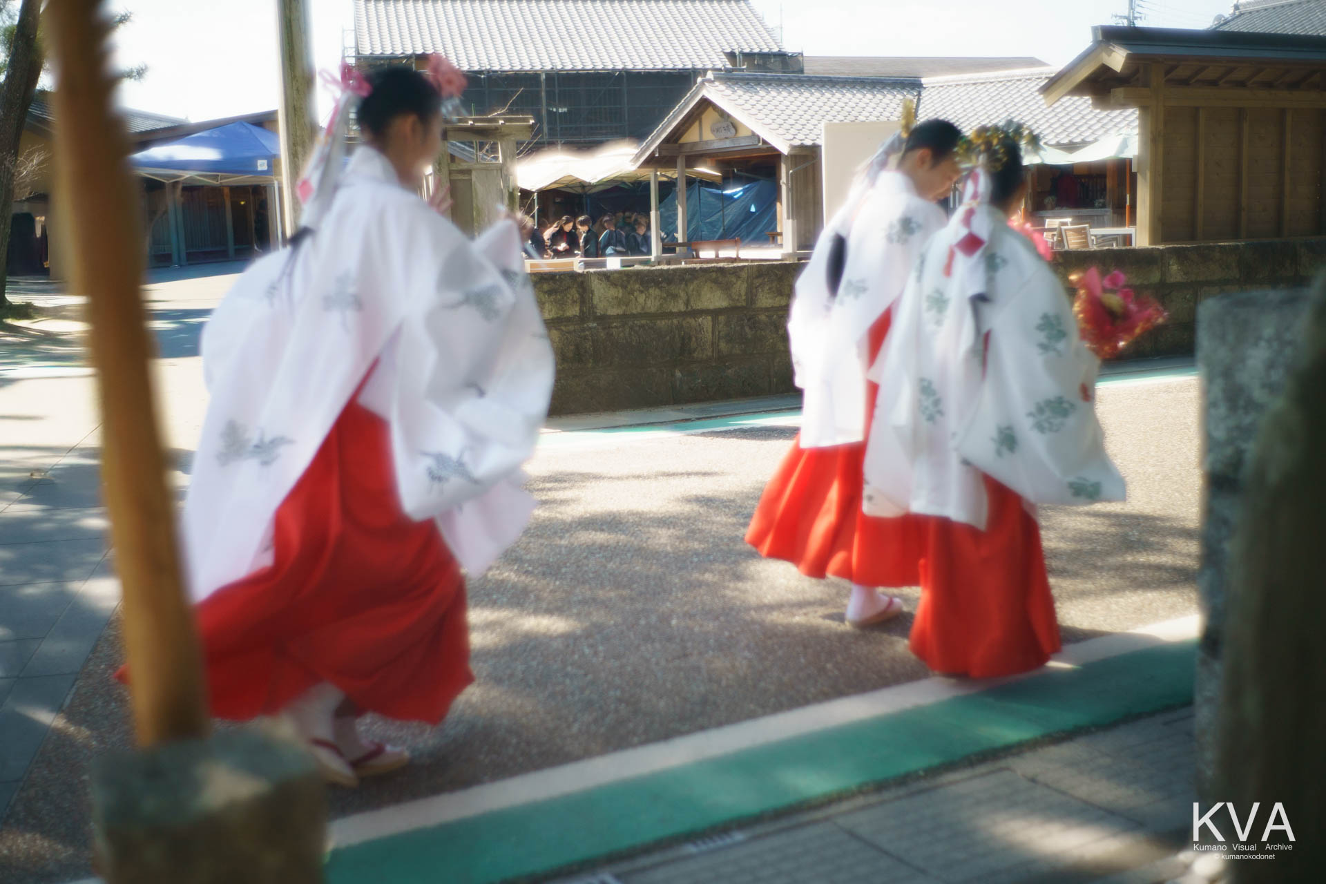 神事終了後に境内を移動する巫女の後ろ姿