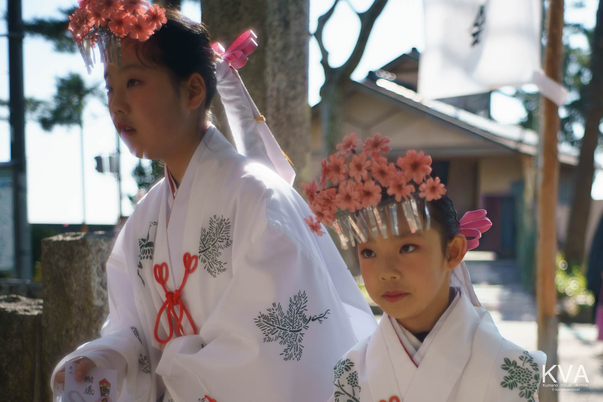 鳥居を抜ける際に神前に向かって拝礼する巫女