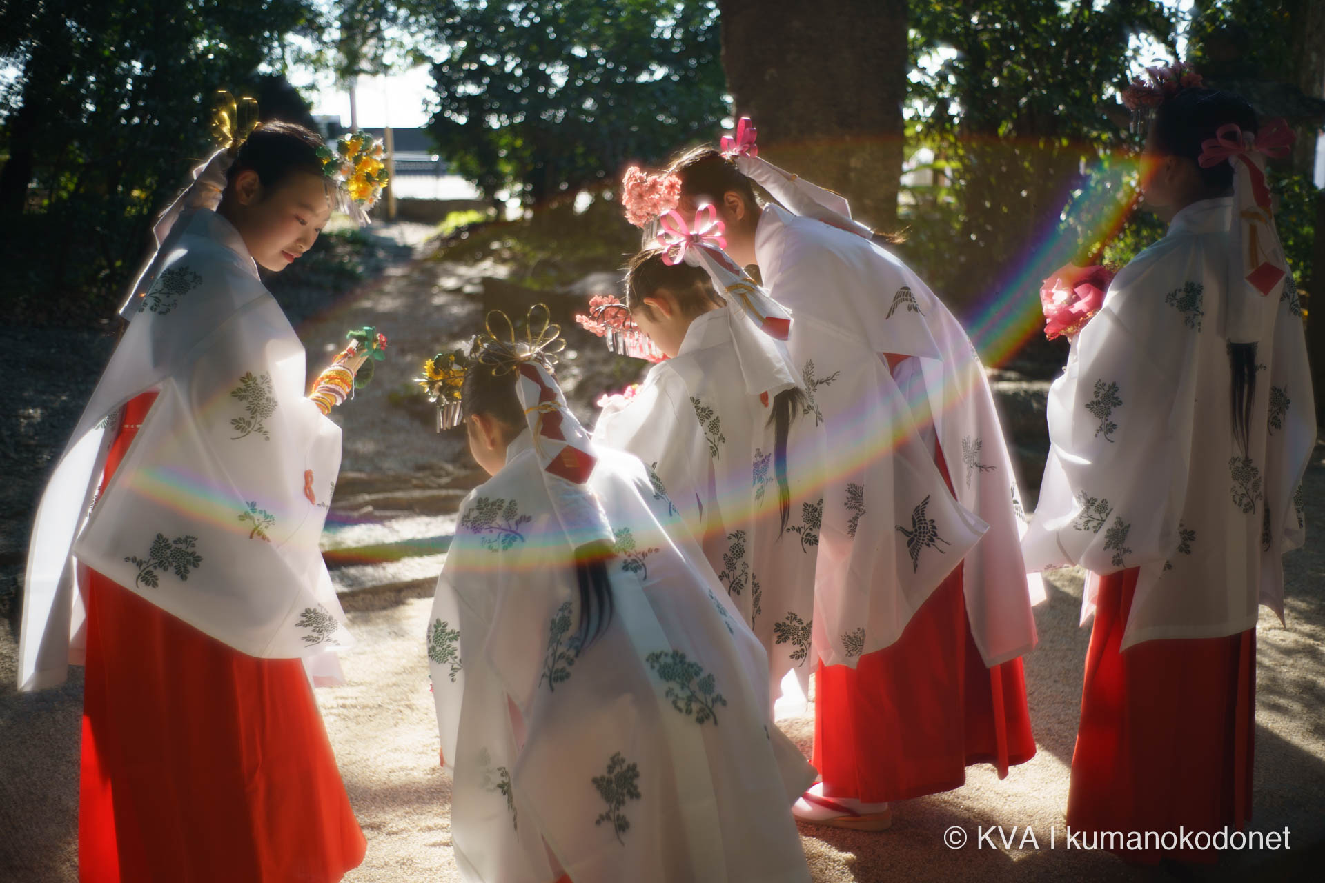 お綱掛け神事の開始前に談笑する巫女たち Photo by KVA (Kumano Visual Archive)