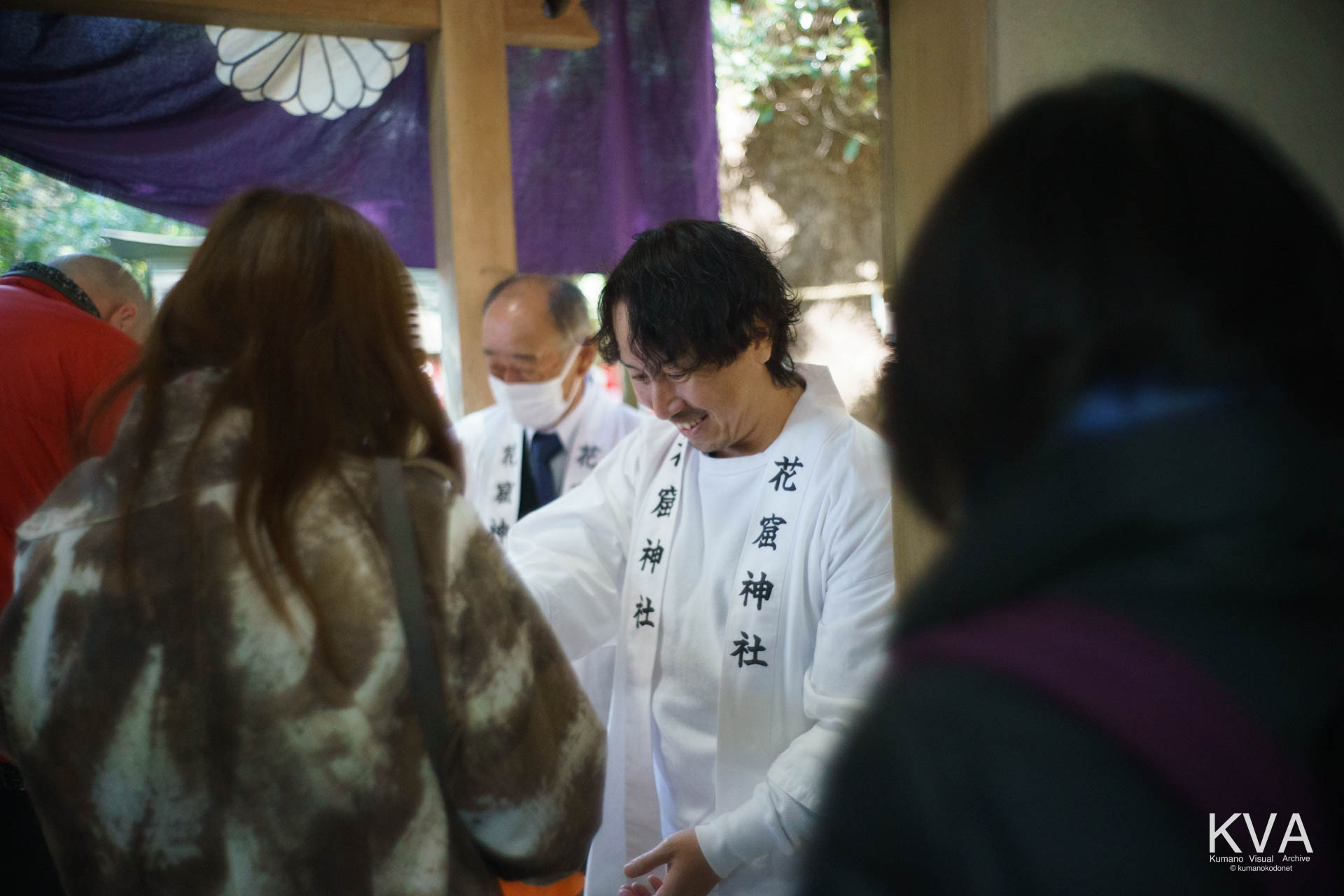 神事終了後に参拝客へ祝い餅を配布する上り子