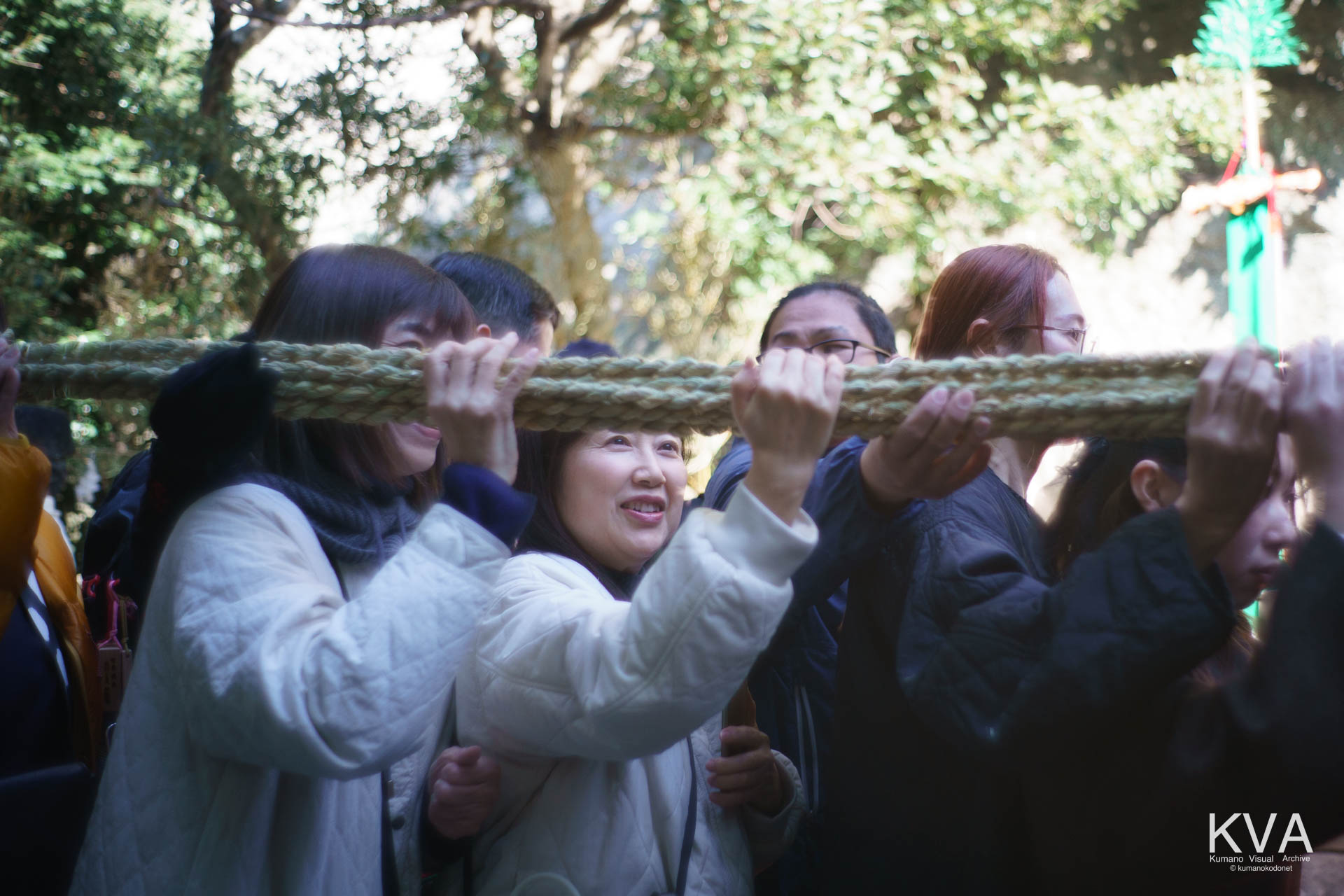 拝殿前でお綱を支え神事に参加する人々