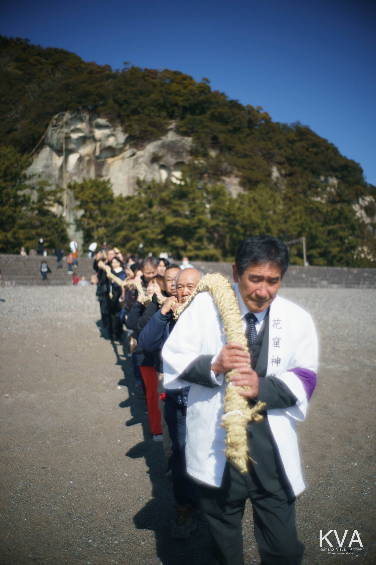 七里御浜でお綱の先頭を担ぎ先導する氏子の姿