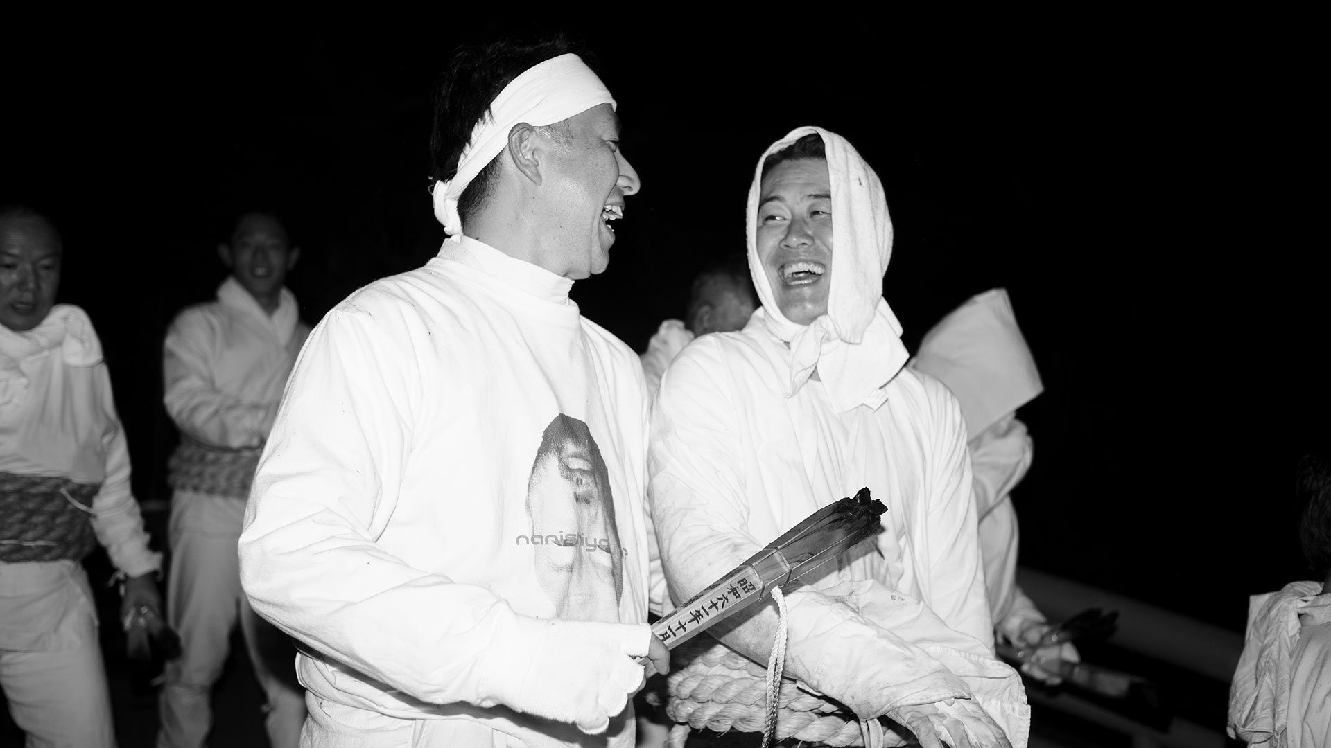 聖域から解き放たれ、安堵と多幸感に包まれて笑い合う二人の上り子。命懸けの神事を共にした仲間と、燃え尽きかけた松明を掲げて分かち合うその笑顔は、お燈祭りの熱狂が静かな絆へと変わる、新宮の夜の最も美しい到達点。 ｜ Kamikura, Shingu, Wakayama ｜ SONY α7 ｜ 2026