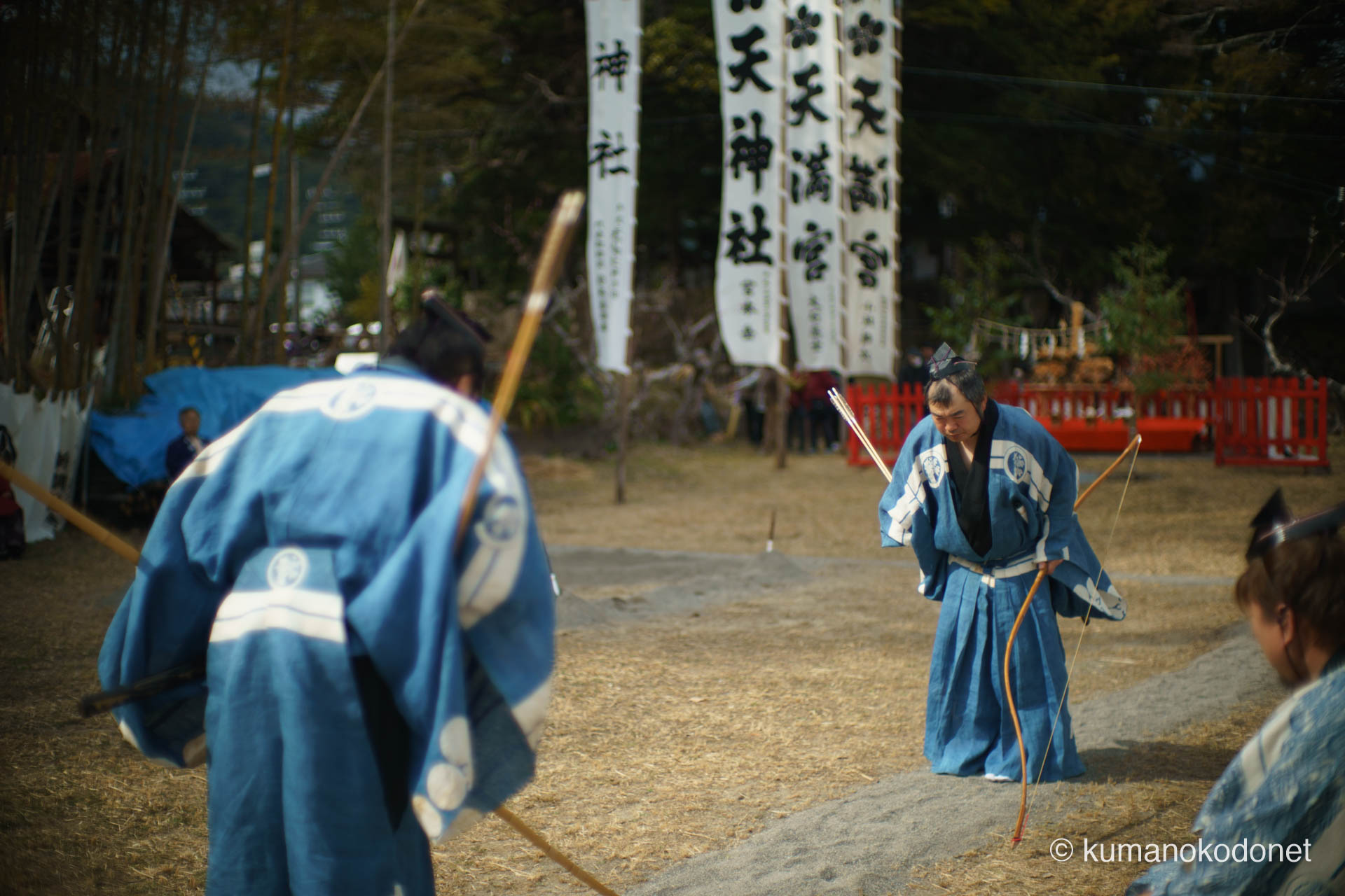 神事の最中、伝統に則った所作として深く礼を捧げる青い装束の射手。空き地を舞台に繰り広げられる弓行事において、一射ごとに示される誠実な礼節と、武芸に宿る美しさを捉えた一枚。| Tenma Tenjinja, Nachikatsuura, Wakayama | SONY α7 | 2026