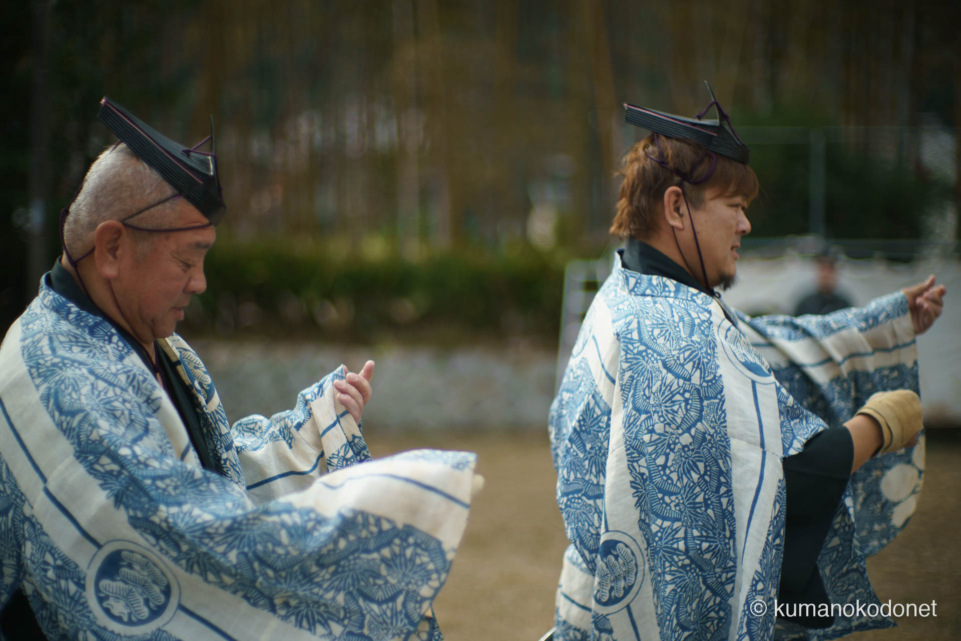 神事を終えた二人の射手が、期せずして同時に袖を掴み、装束を整える瞬間。偶然が生み出した鏡合わせのようなシンクロニシティが、長年の阿吽の呼吸と、奉納を終えた直後の清々しい緊張感の緩和を象徴的に描き出す。| Tenma Tenjinja, Nachikatsuura, Wakayama | SONY α7 | 2026