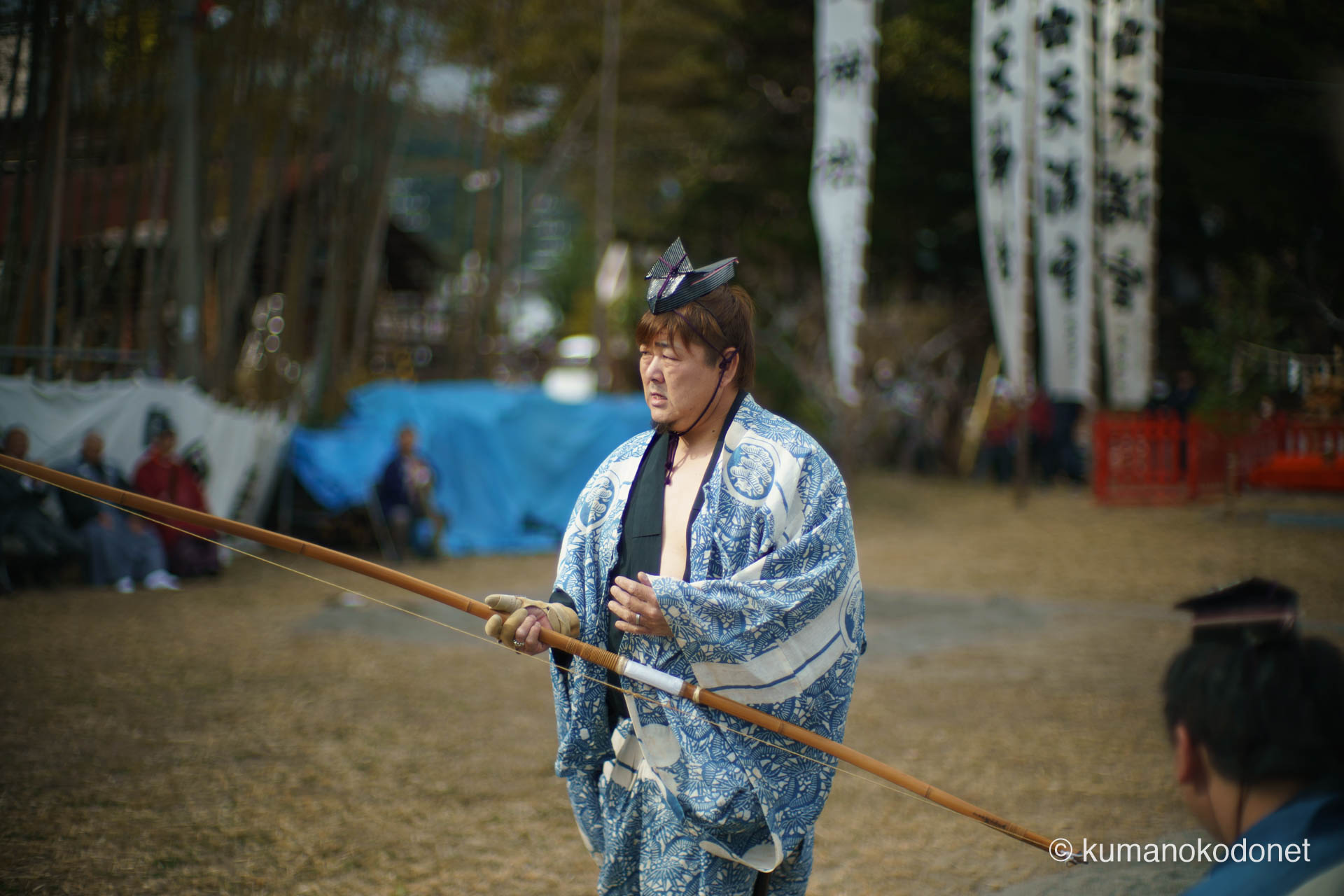 最後の一矢を放ち、弓立てへと戻る射手の凛々しい姿。その表情には伝統を完璧に遂行した者だけが持つ不敵な自負と誇りが滲み、那智勝浦の空き地に漂う神事の余韻を「男の背中」で体現している。| Tenma Tenjinja, Nachikatsuura, Wakayama | SONY α7 | 2026