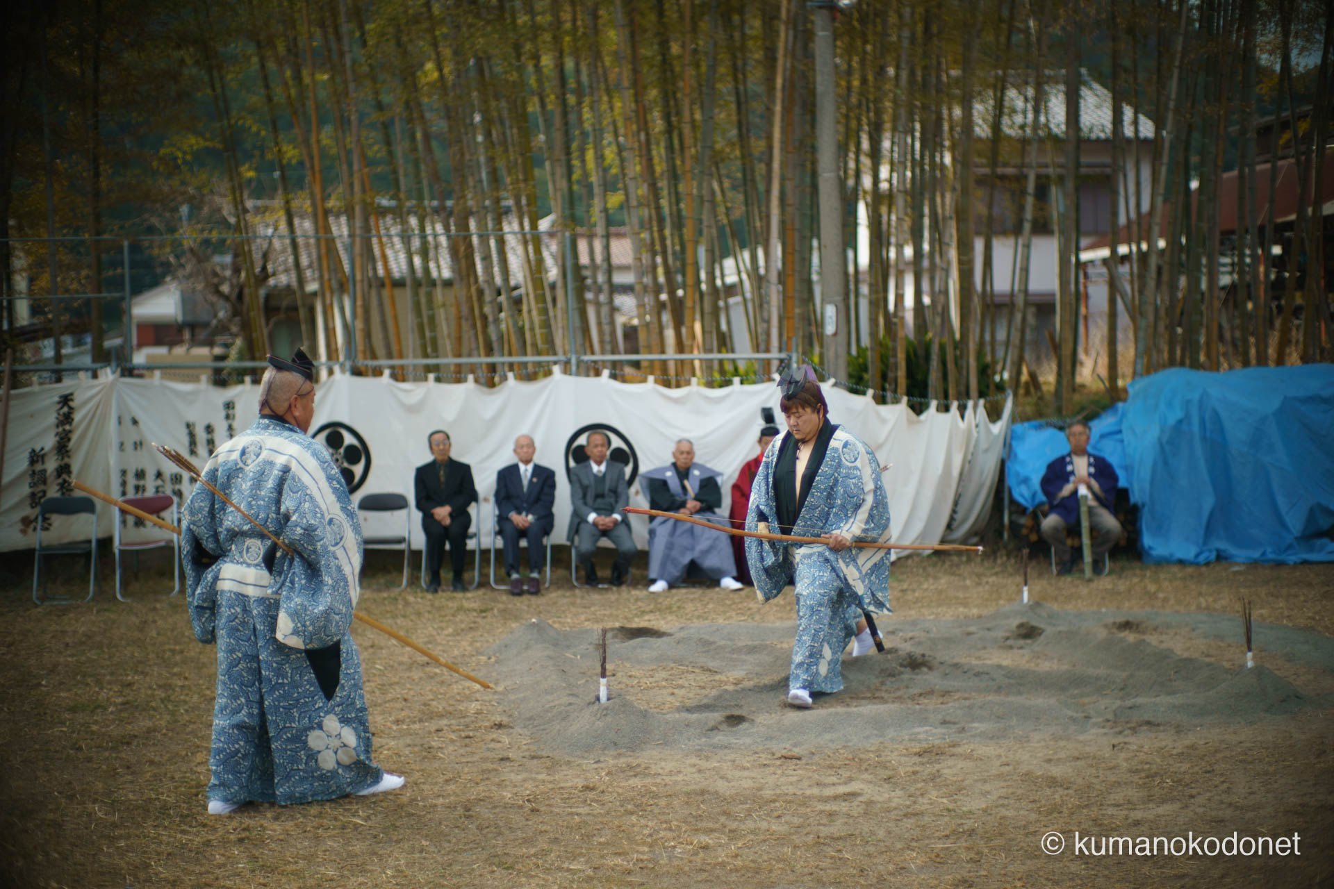 砂山が築かれた射場の土を踏みしめる射手